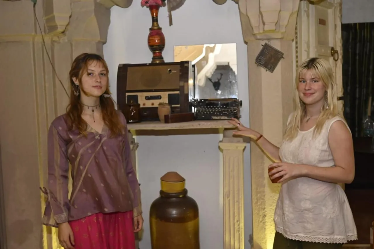 People in Narayana's Haveli