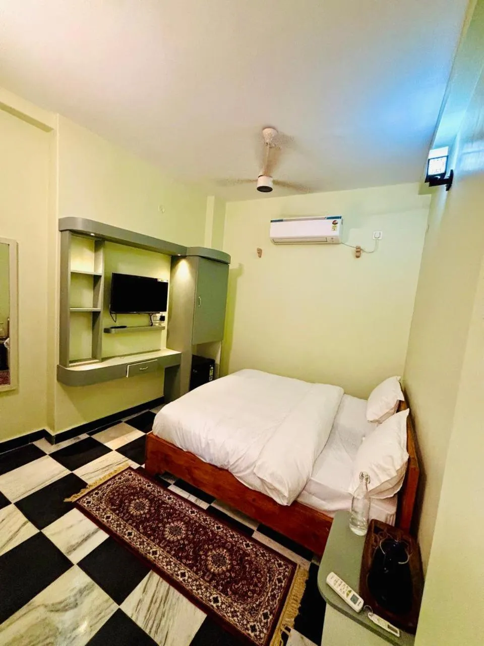 Bed in Narayana's Haveli