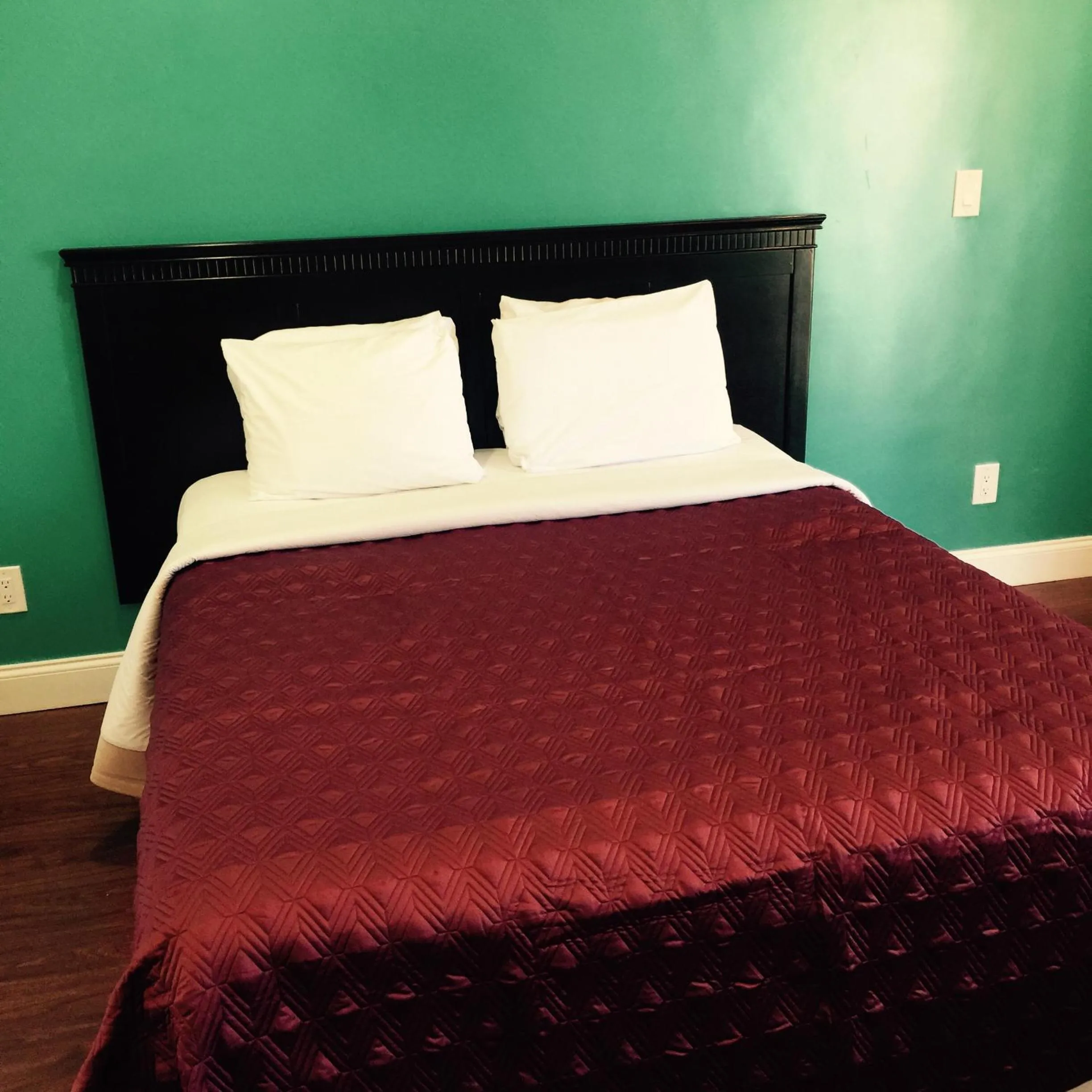 Bed in Crenshaw Inn Motel