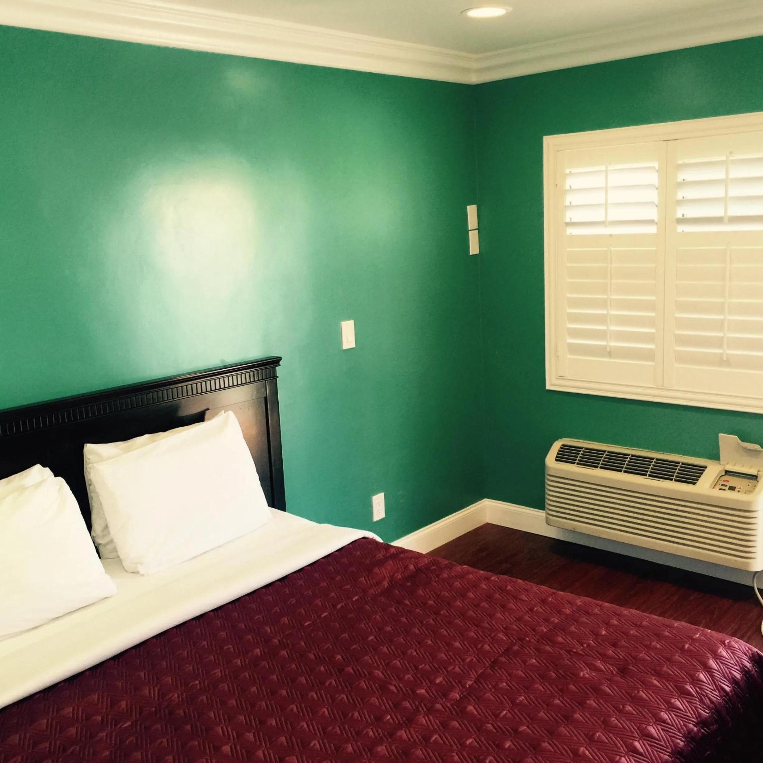 Bed in Crenshaw Inn Motel