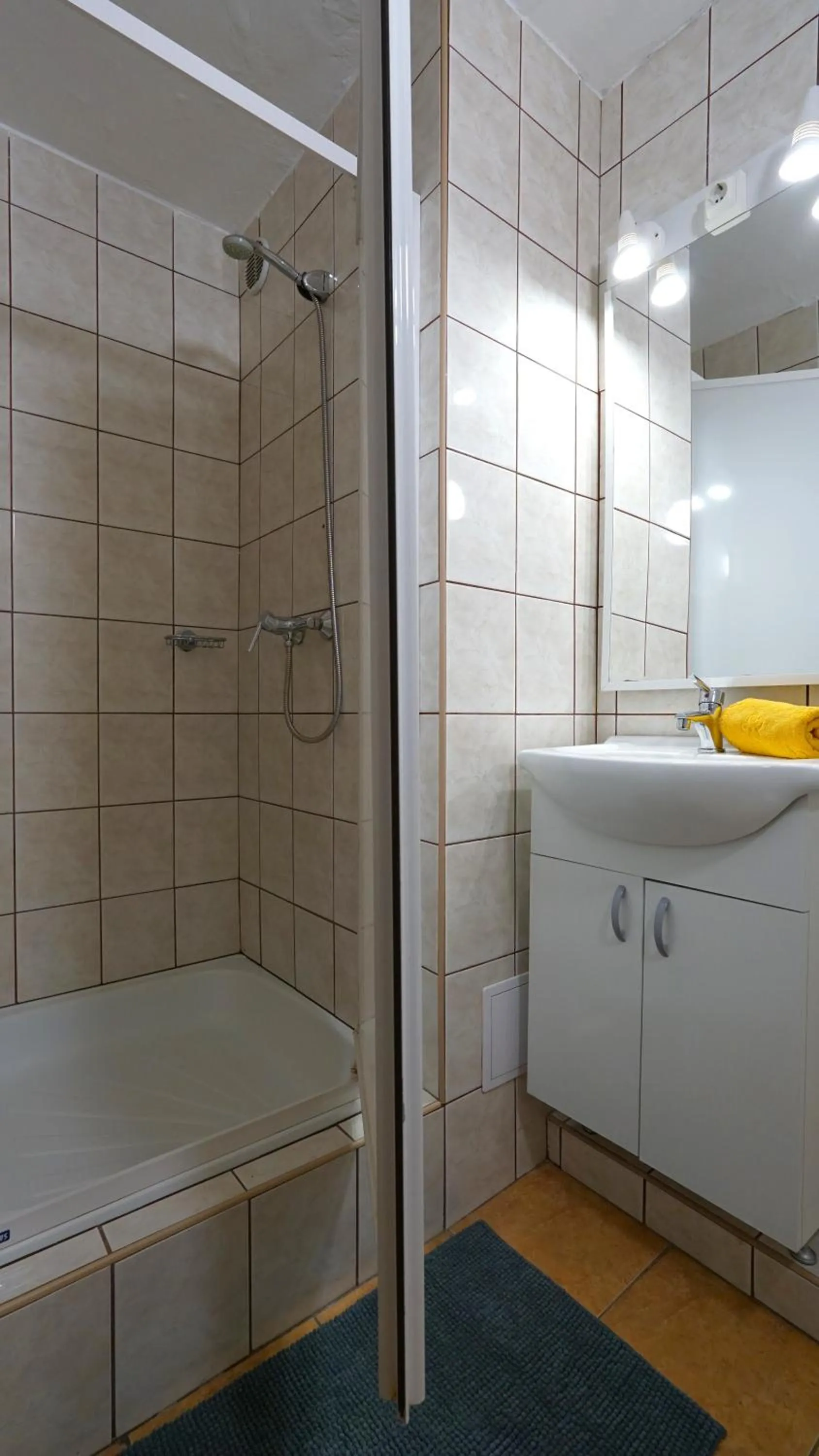 Shower in Plazs Hotel Siófok