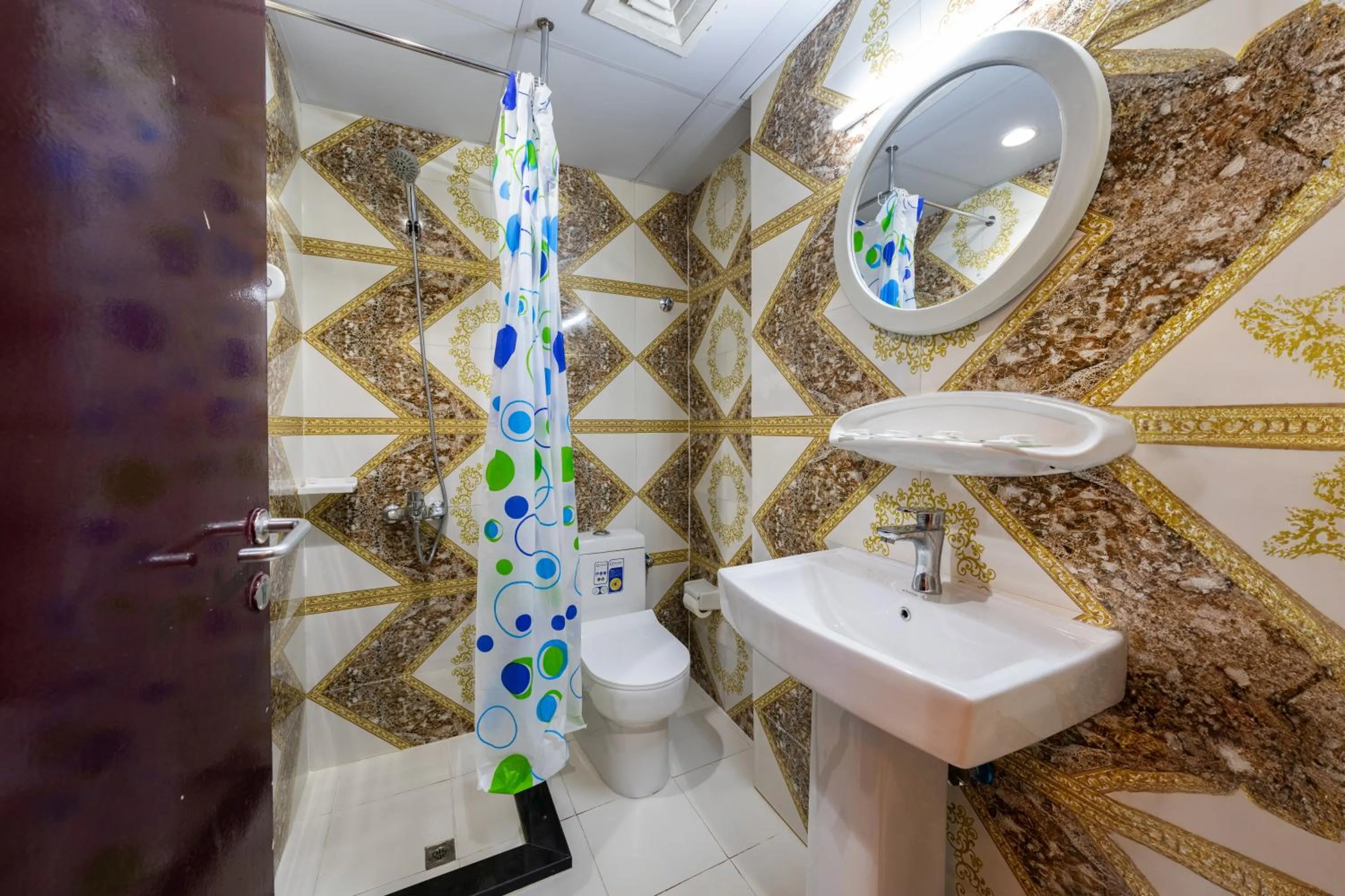 Shower in Tanha Hotel