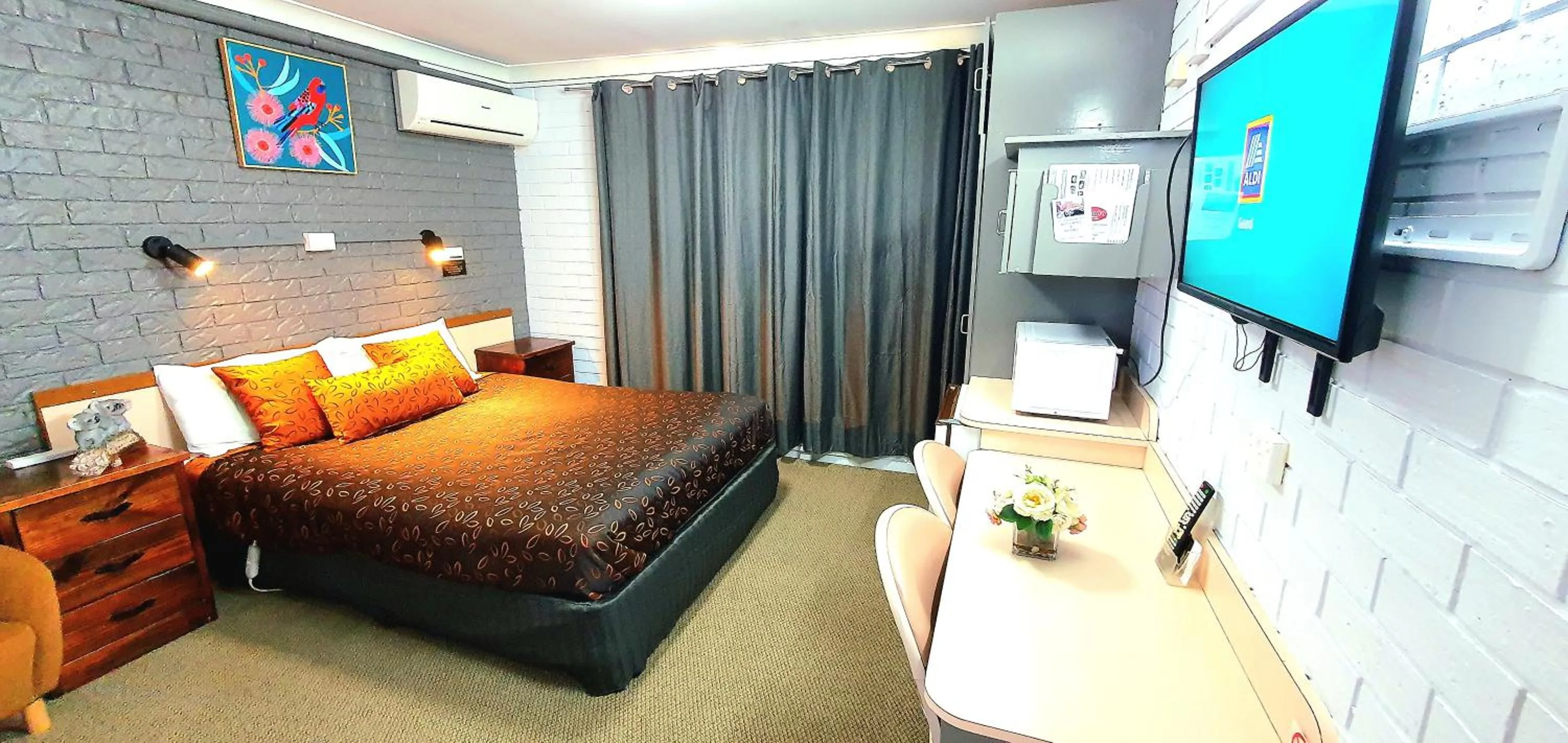 Bed in Goldrush Motel Young CBD