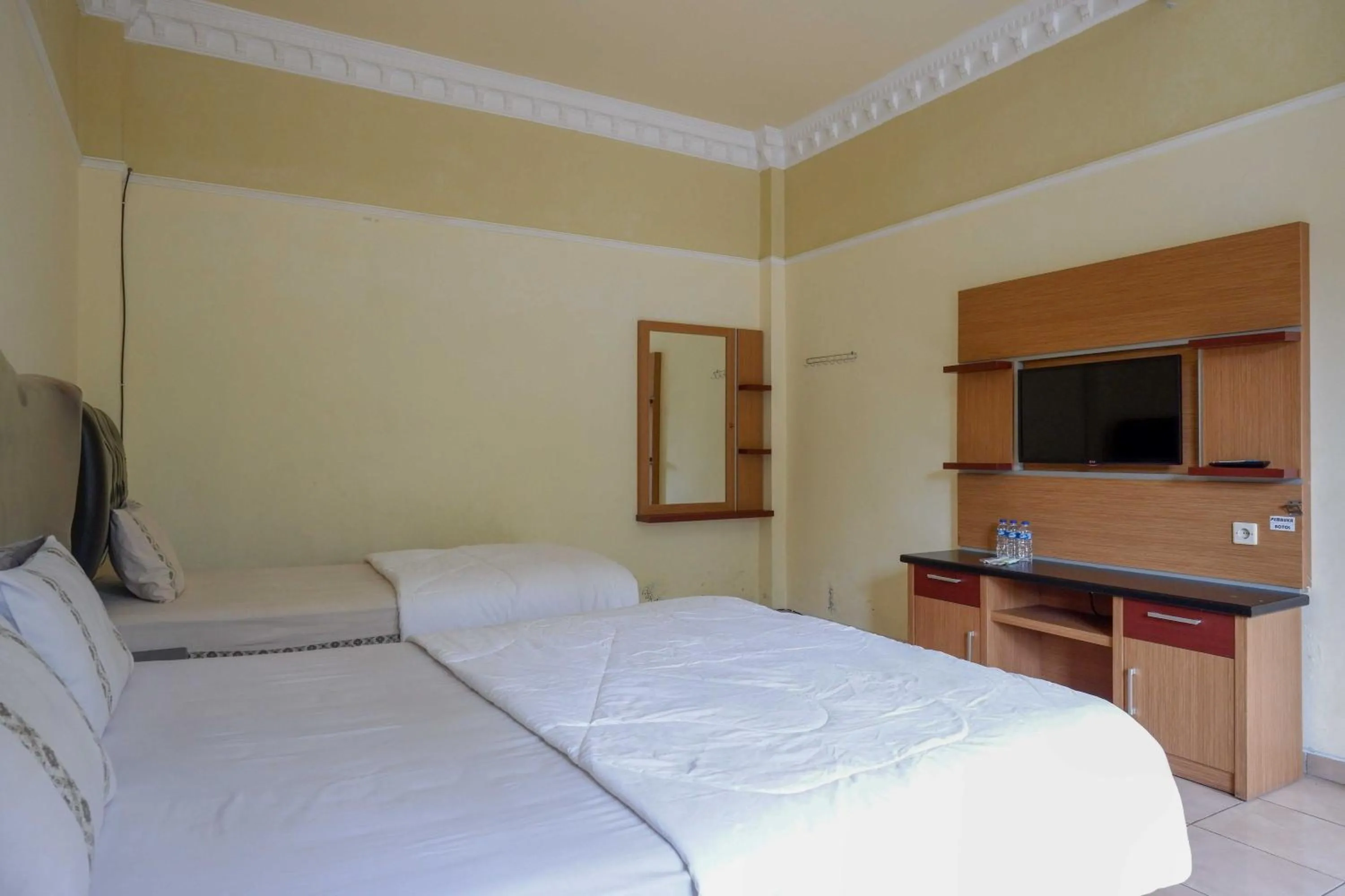 Bedroom, Bed in Urbanview Hotel Bergas Indah Bandungan by RedDoorz