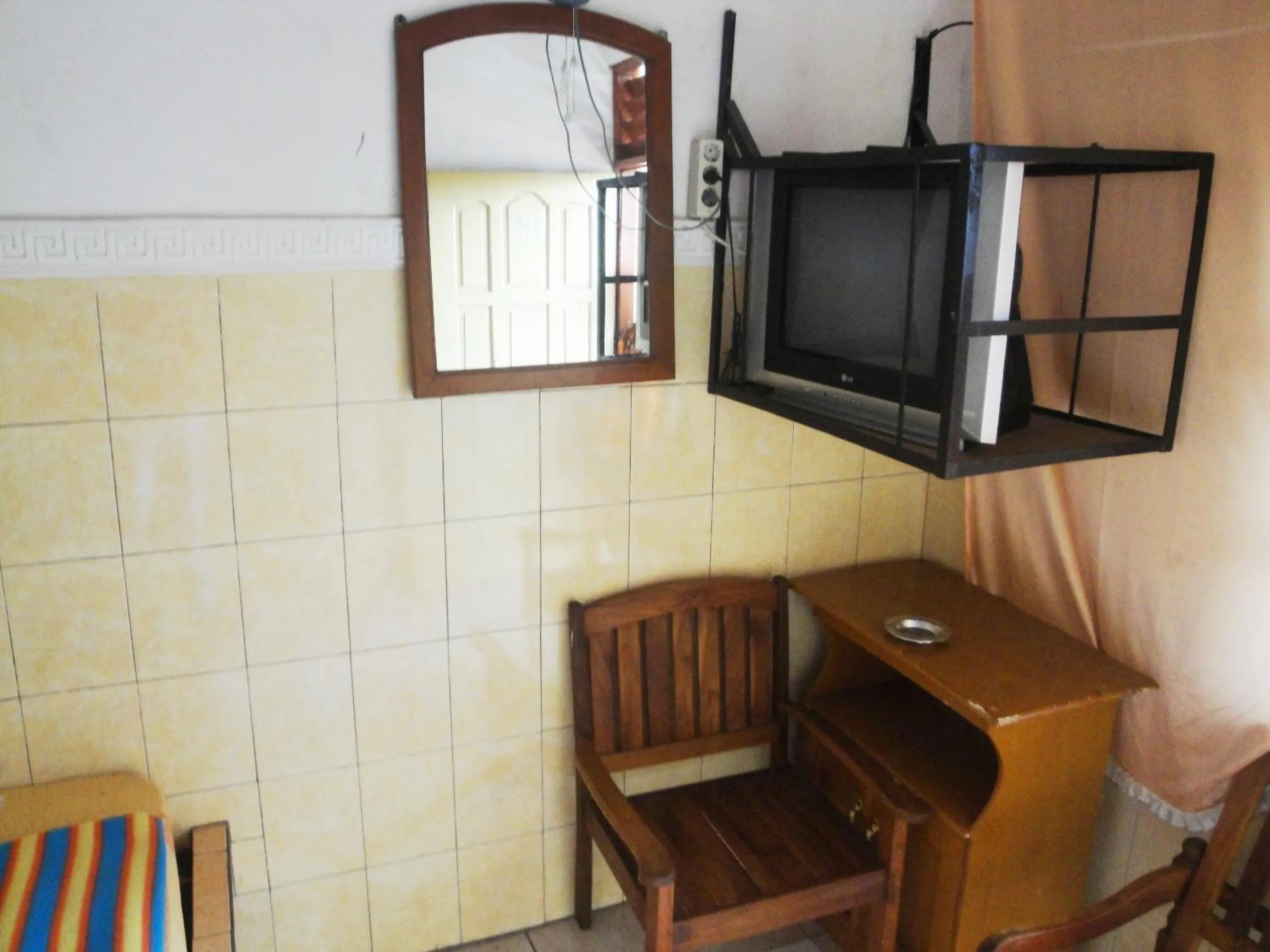 TV and multimedia in Hotel Arjuna Sari Bandungan