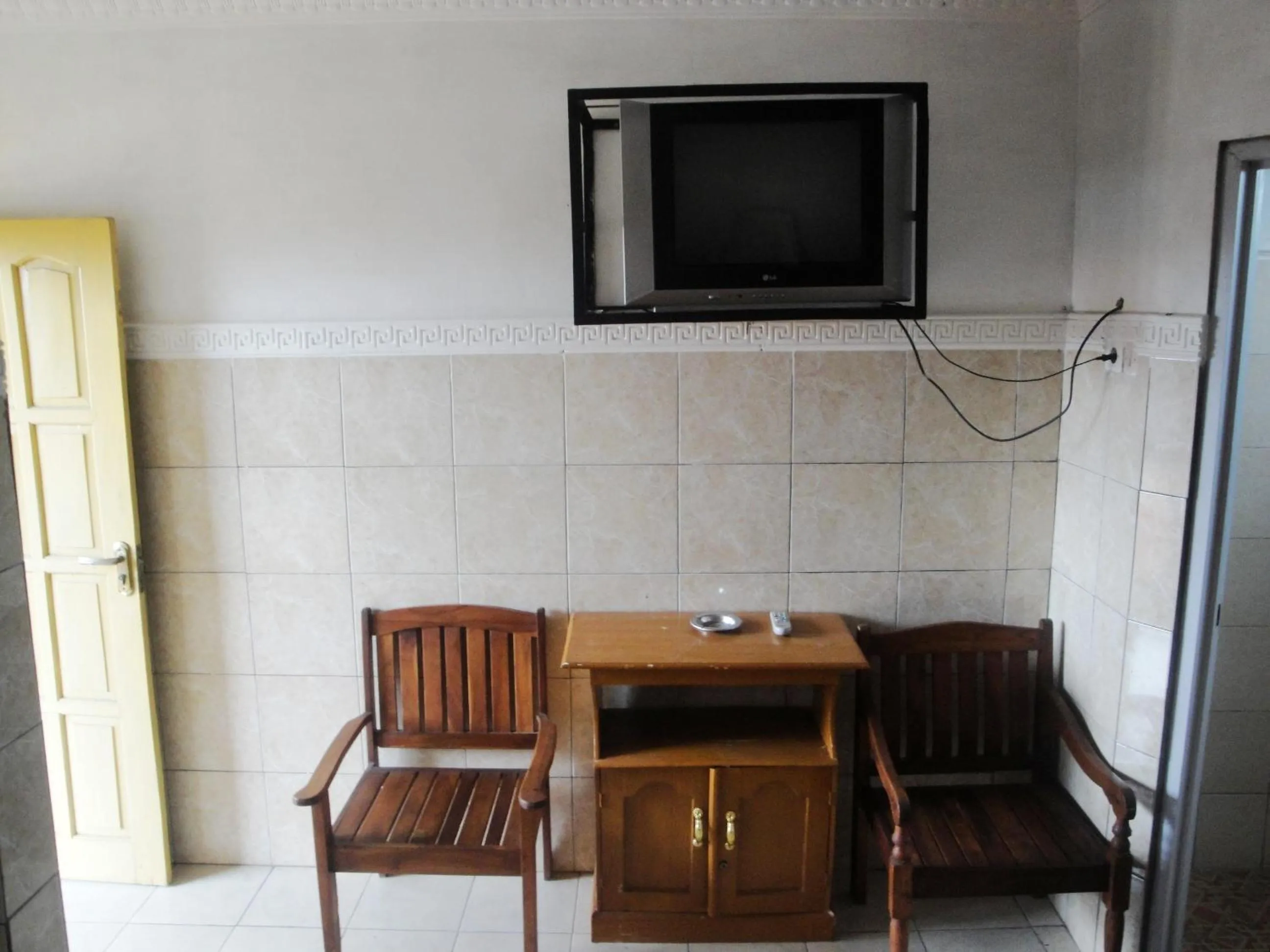 TV and multimedia in Hotel Arjuna Sari Bandungan