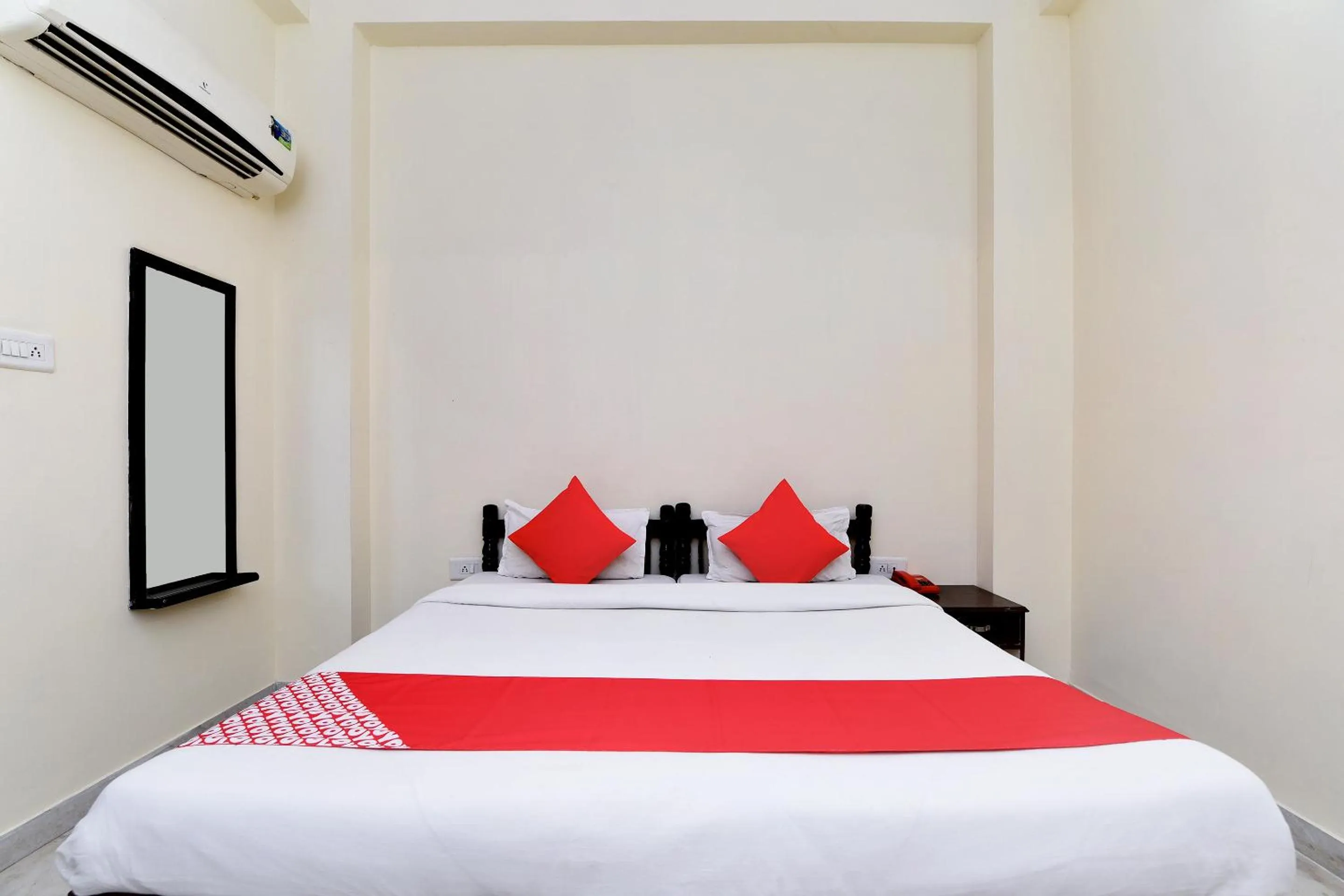 Bedroom, Bed in Hotel Green Valley Ranthambhore