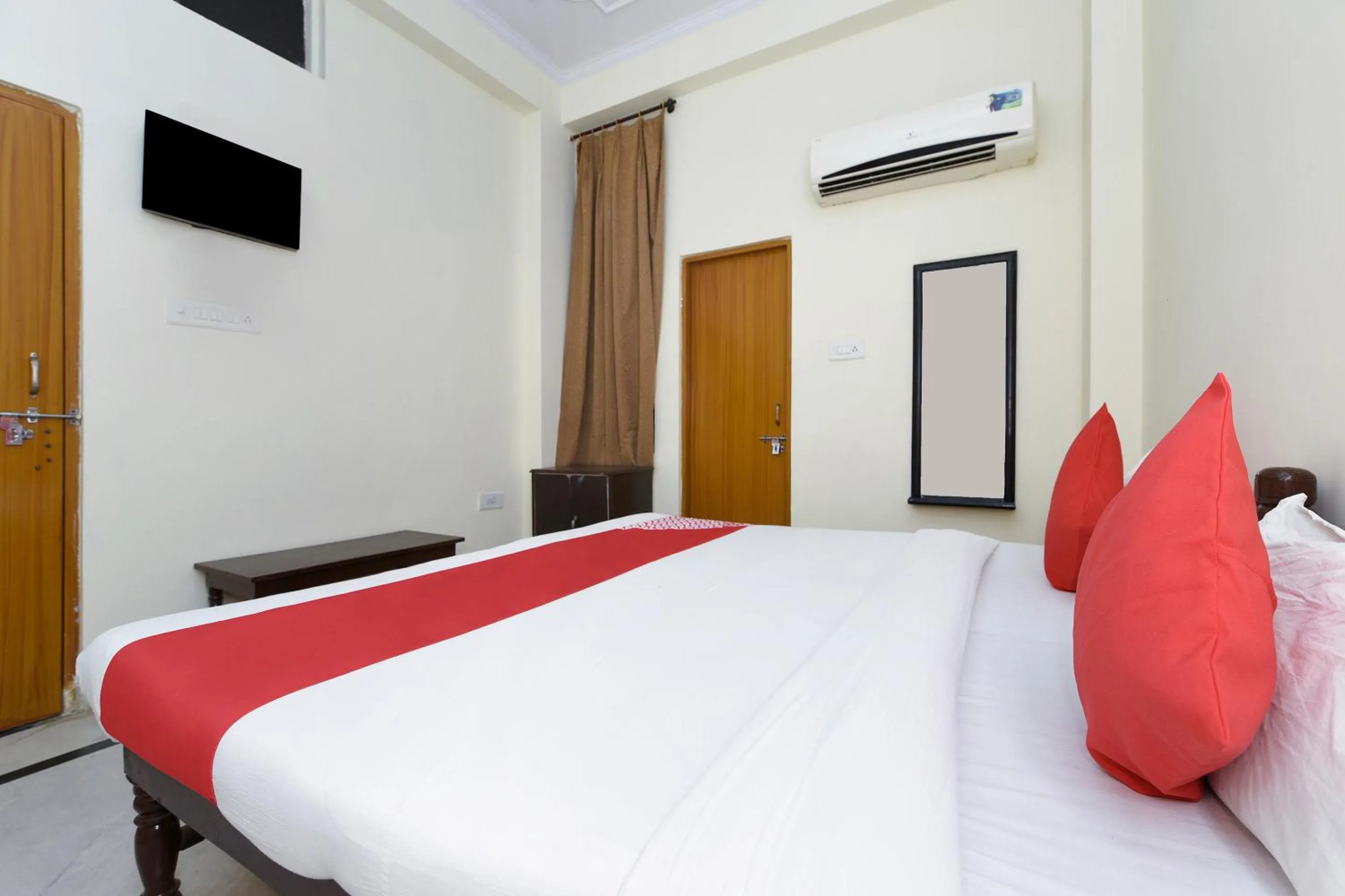 Bedroom, Bed in Hotel Green Valley Ranthambhore