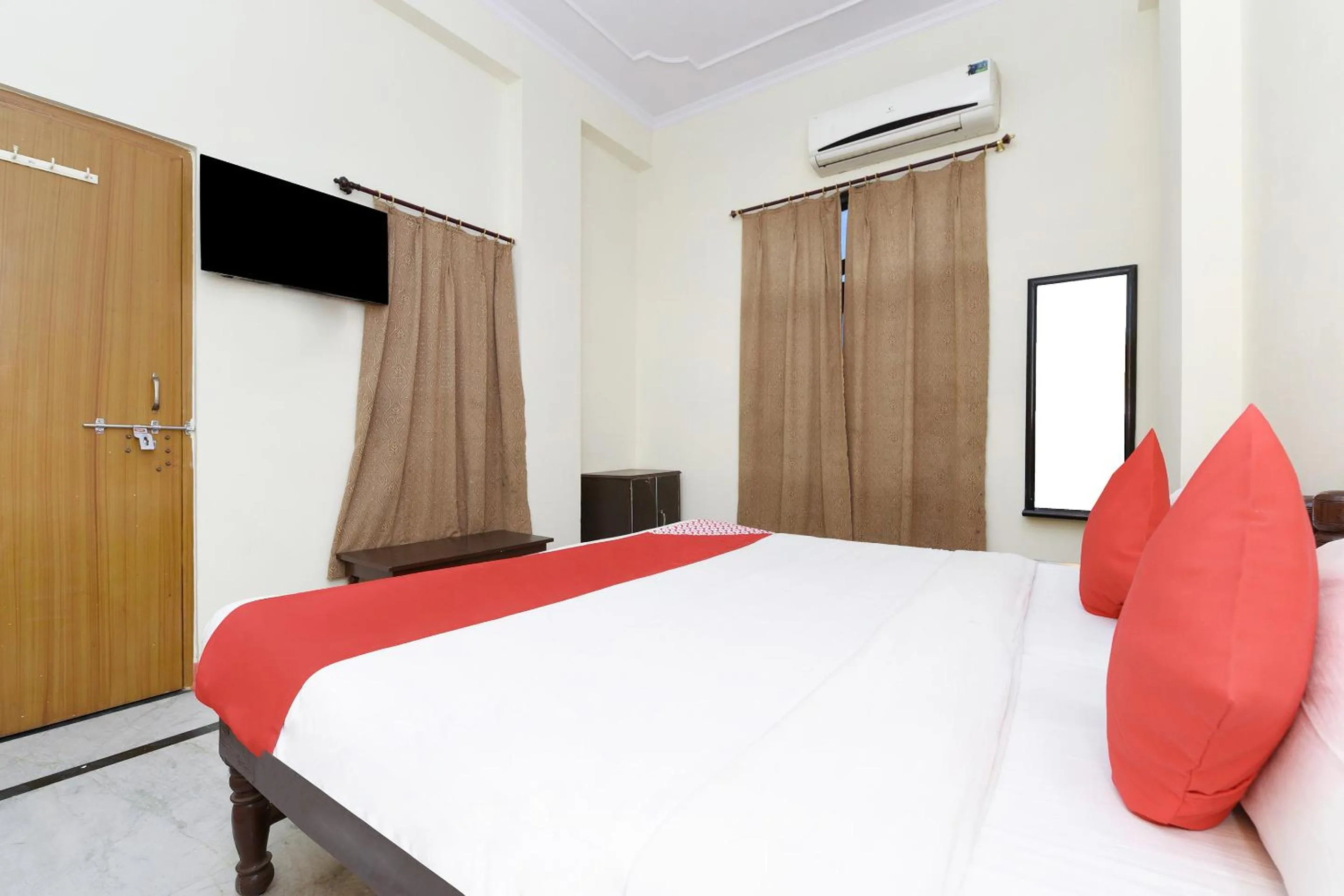 Bedroom, Bed in Hotel Green Valley Ranthambhore