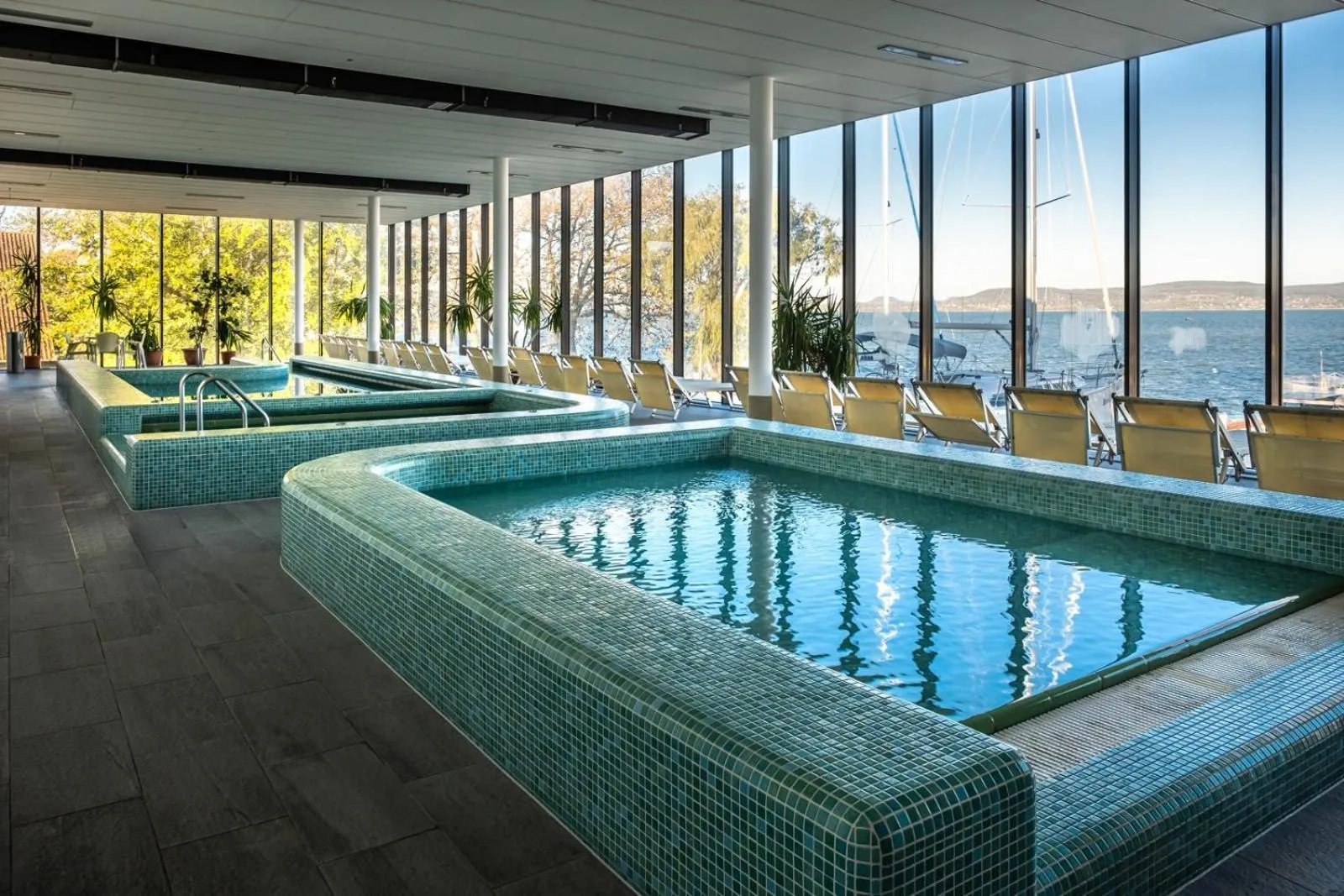 Hot Tub in BL Garden Panzió