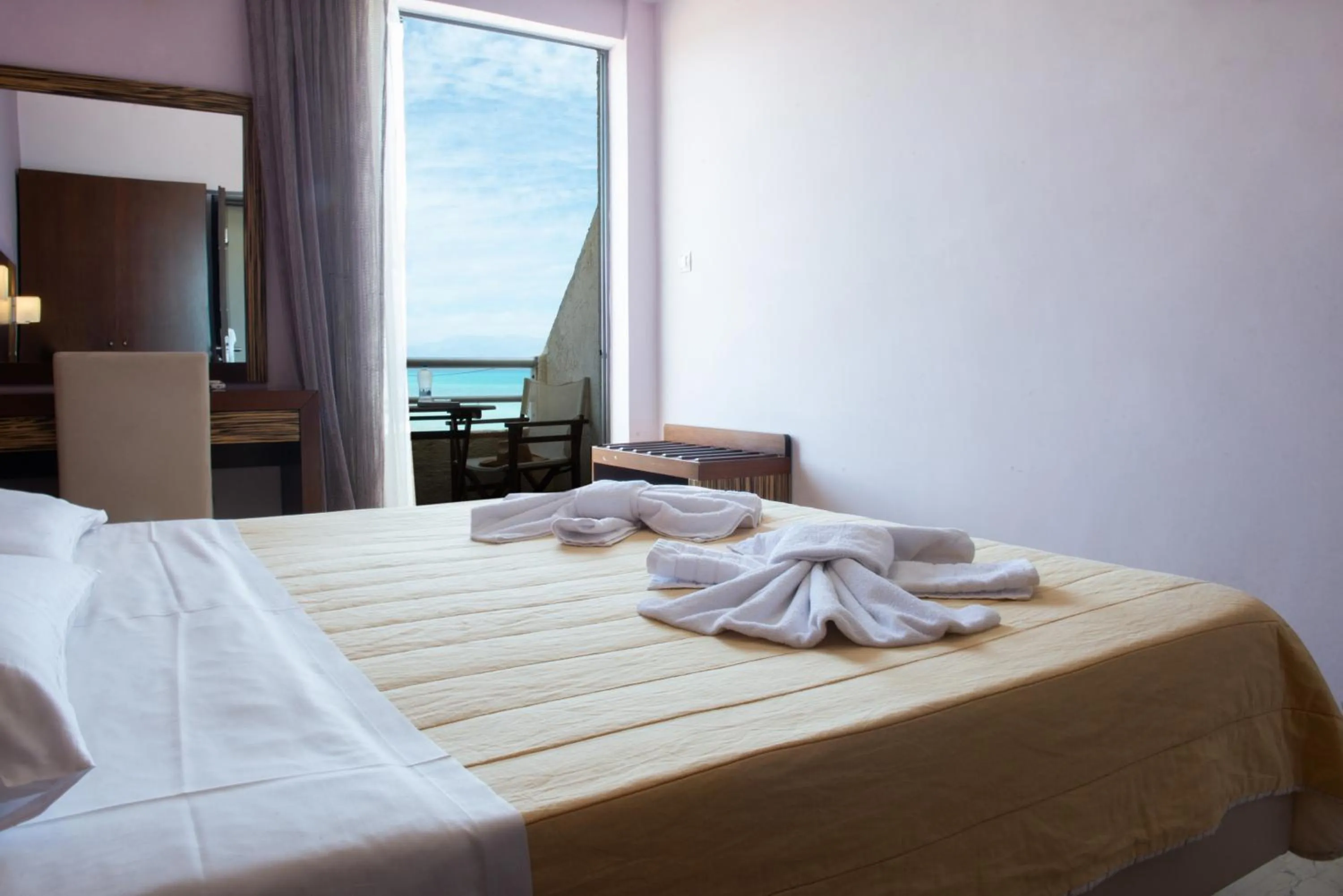 Bed in GOLDEN SUN Κokkoni Beach Hotel