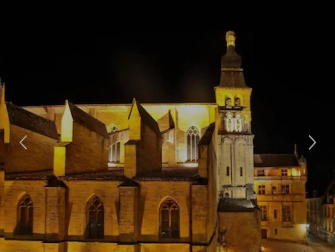 Night in Appartement de prestige avec parking Sarlat centre