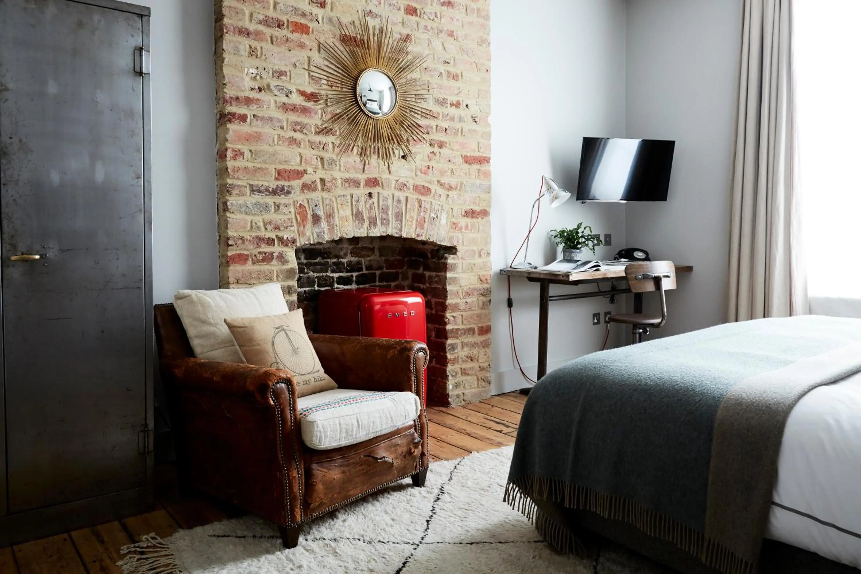 TV and multimedia, Bed in Artist Residence London