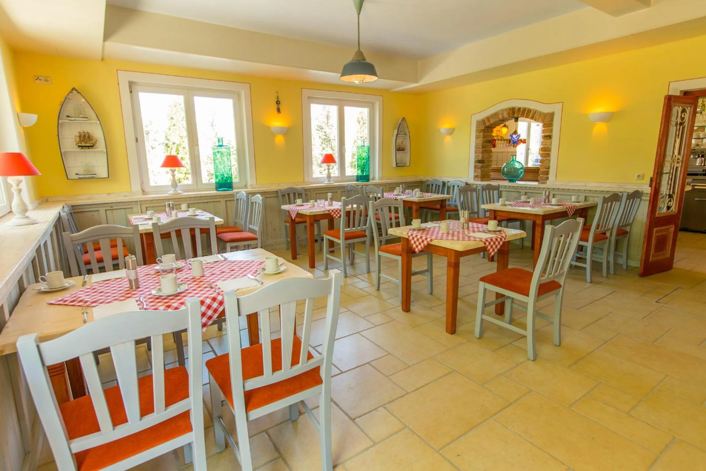 Restaurant/places to eat in Hotel Elia