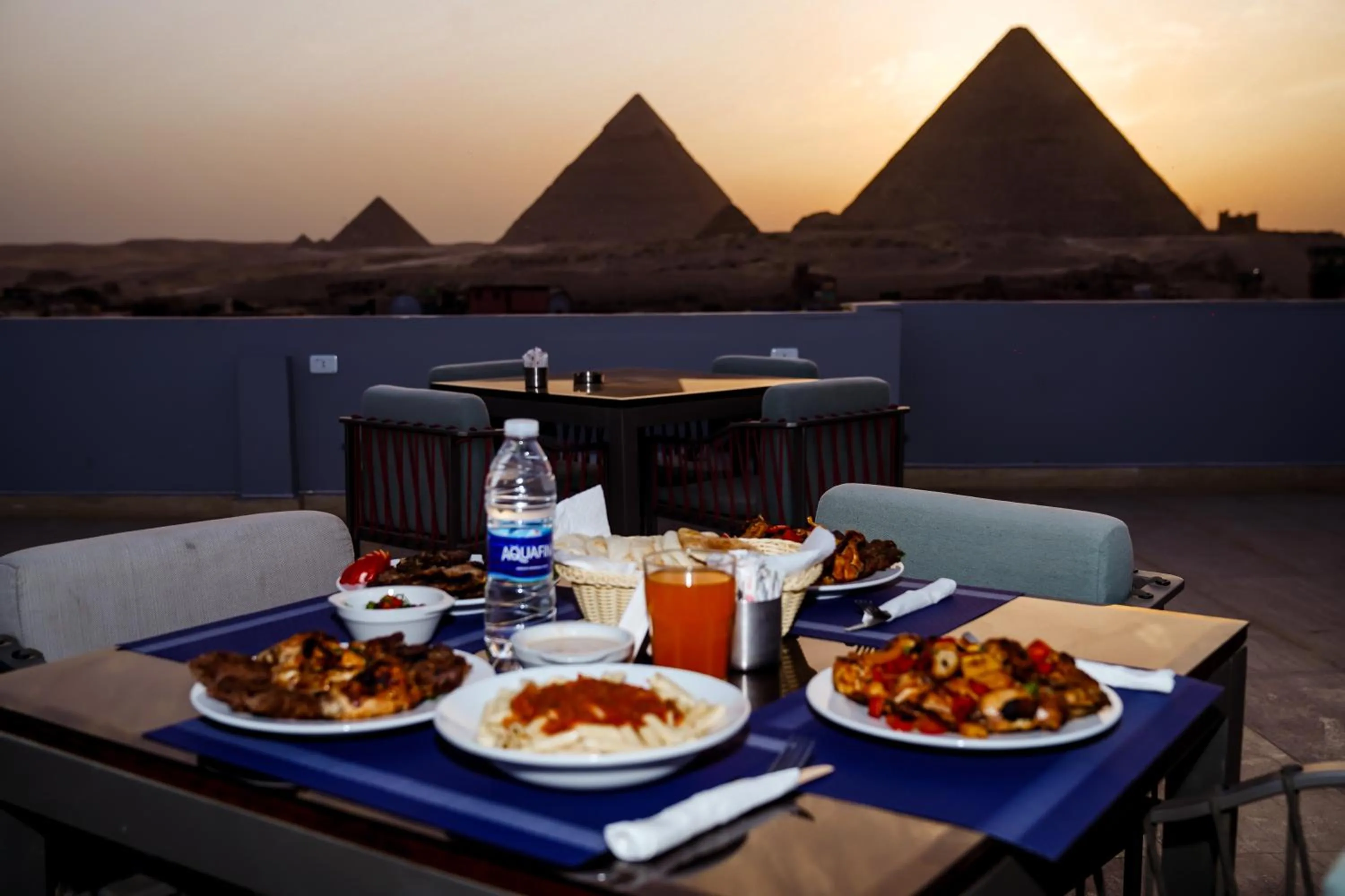 Restaurant/places to eat in Pyramids Hotel