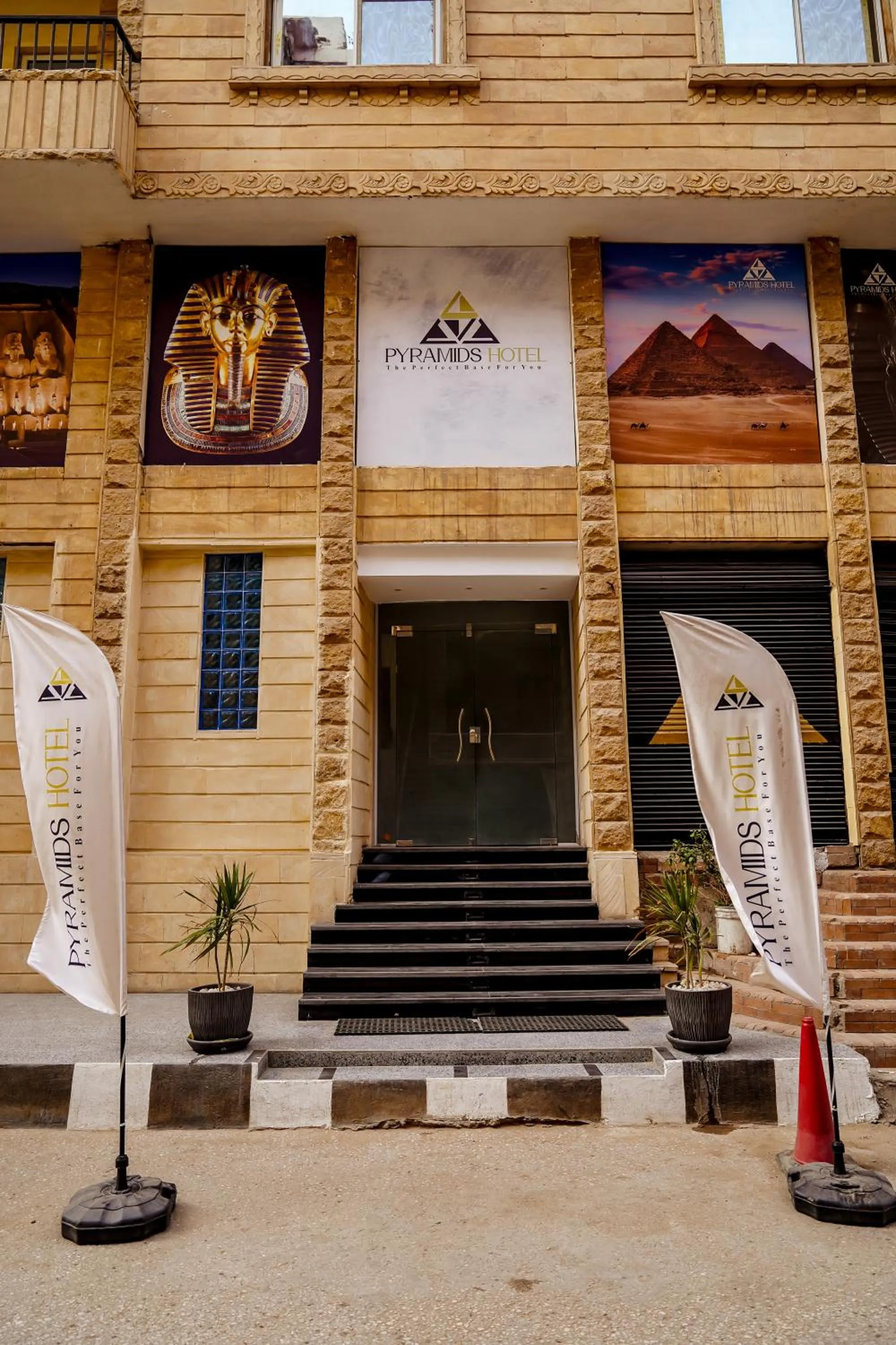 Facade/entrance in Pyramids Hotel