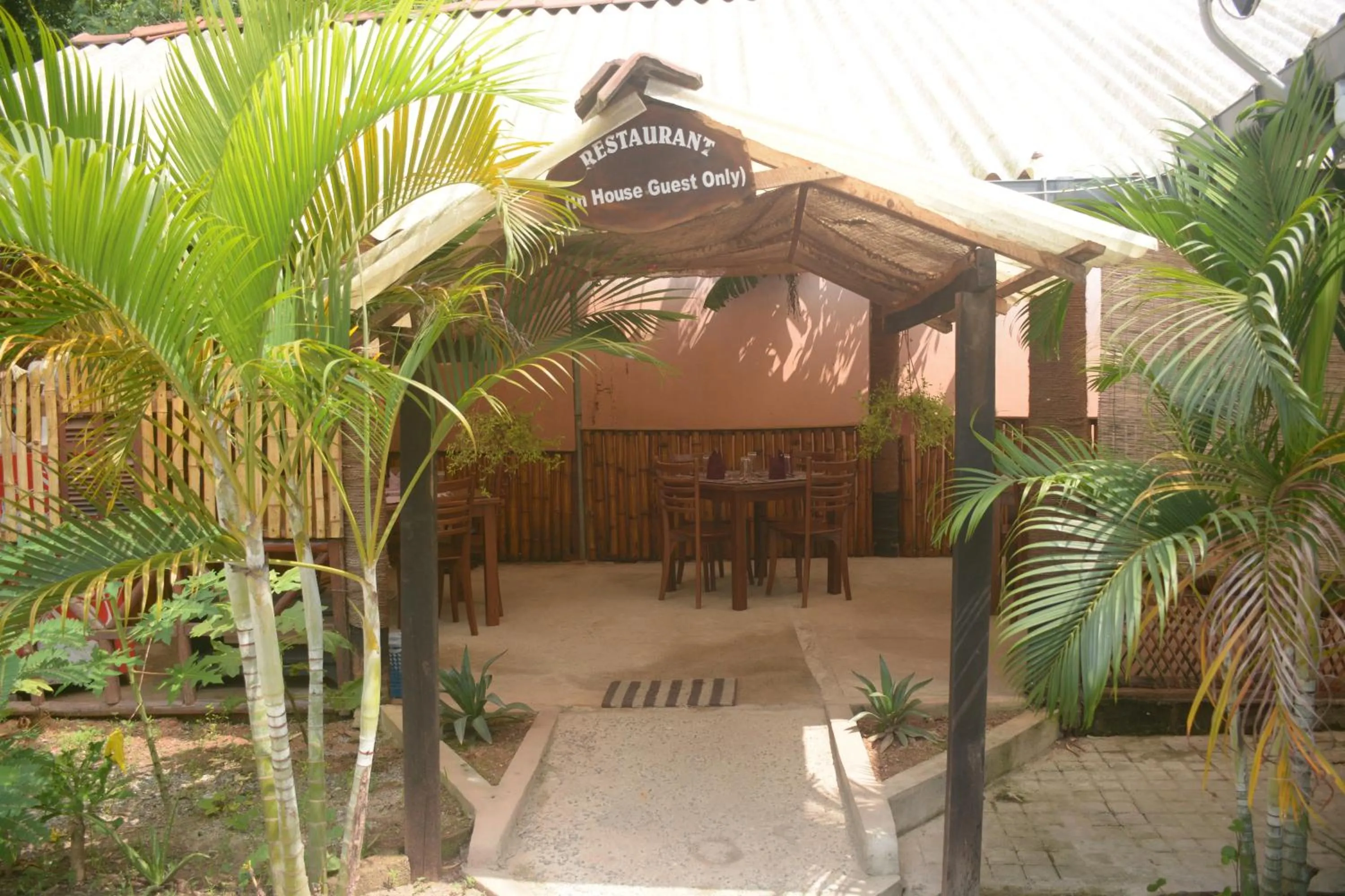 Restaurant/places to eat in Hotel Thilon