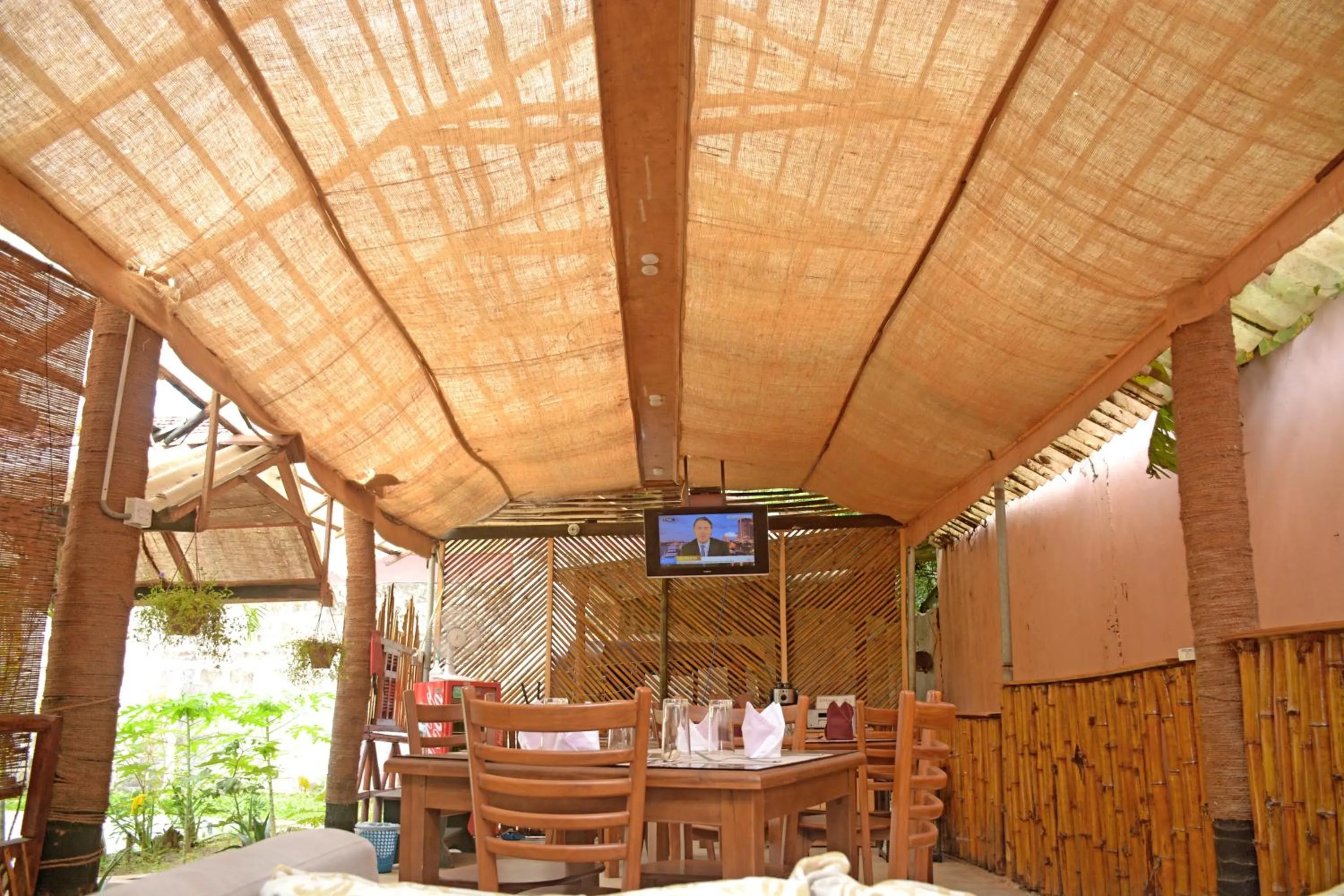 Restaurant/places to eat in Hotel Thilon