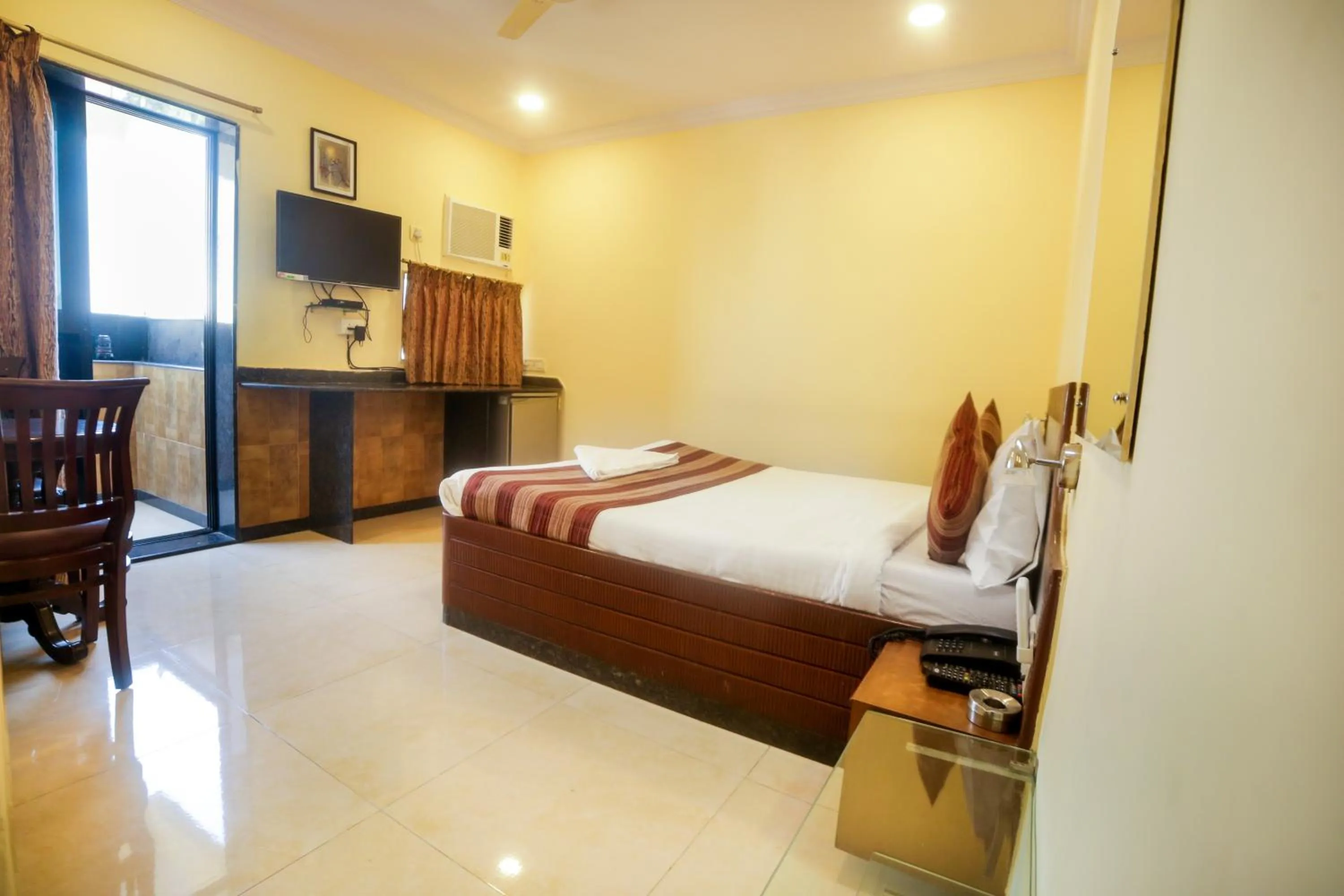 Photo of the whole room, Bed in Hotel Lucky Bandra