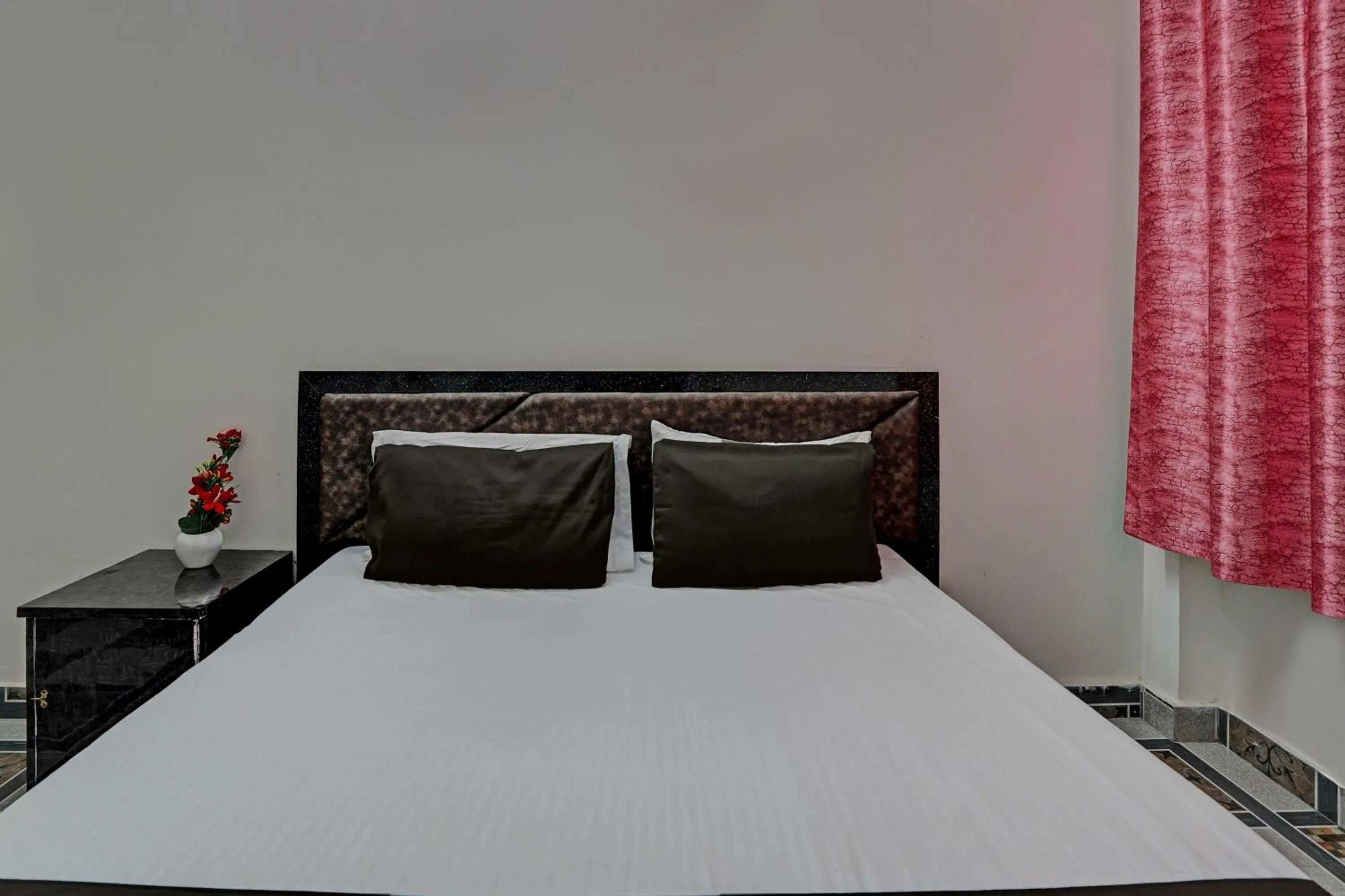 Bedroom in Hotel O VS GALAXY