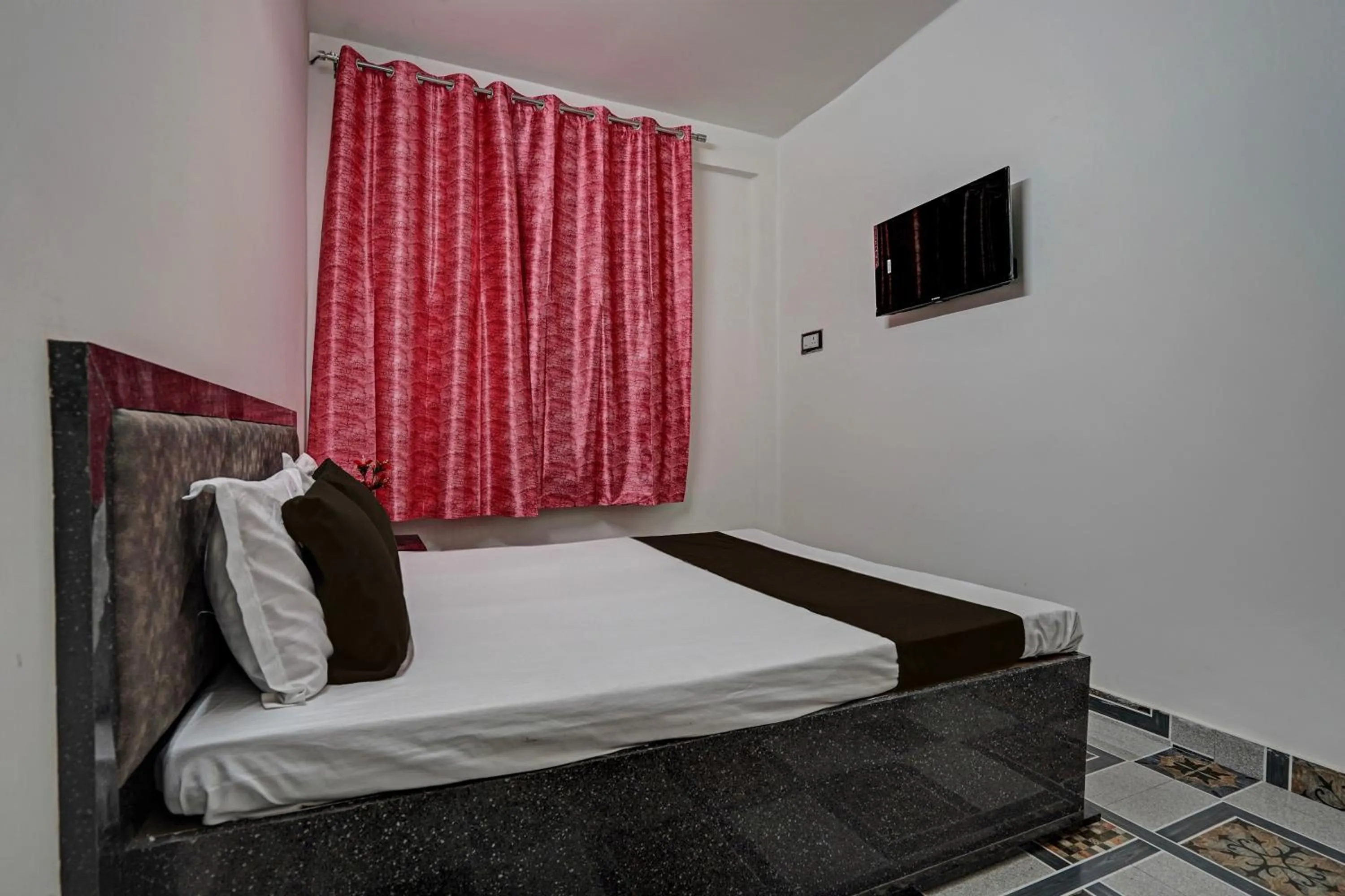 Bedroom in Hotel O VS GALAXY