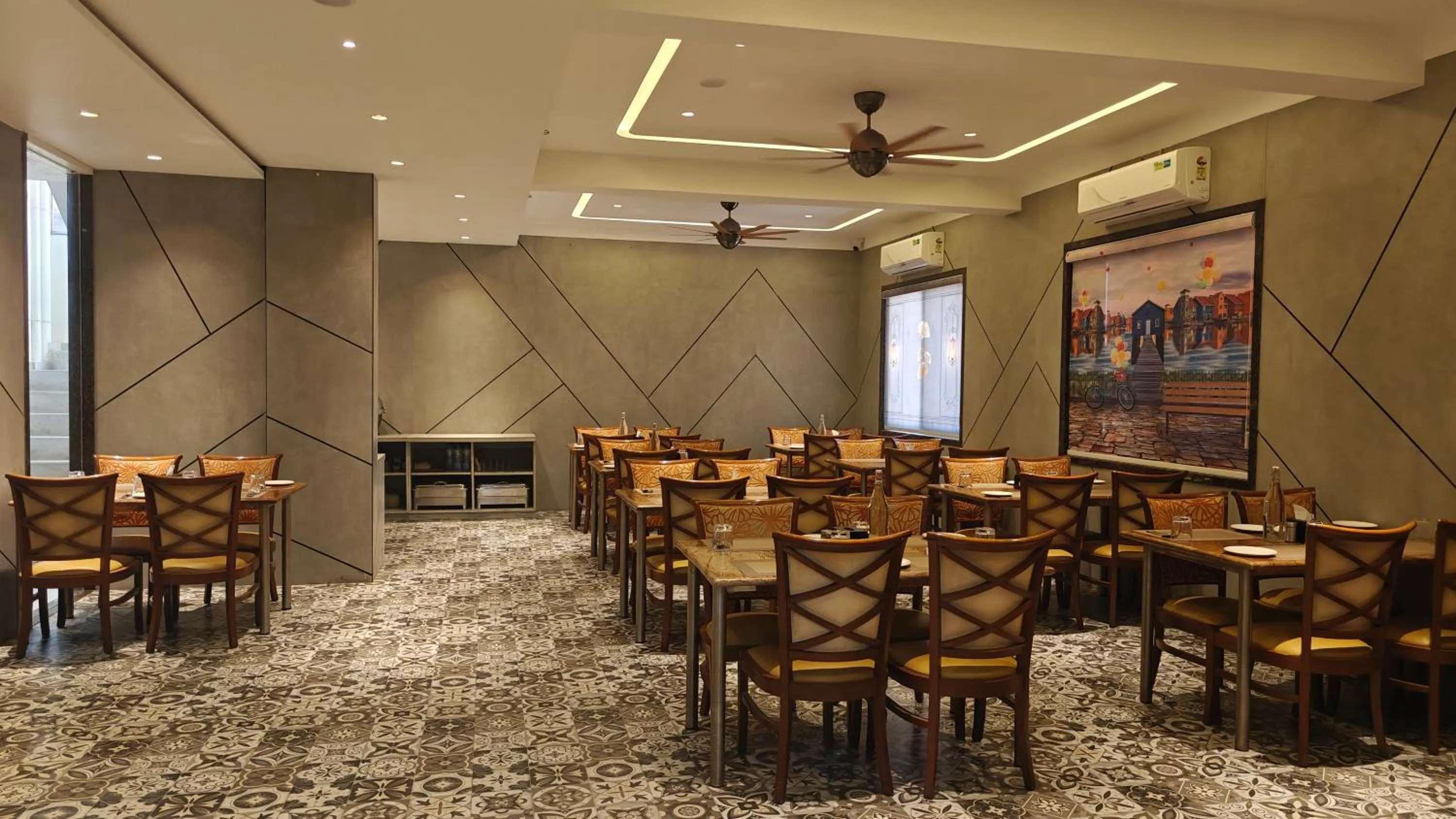 Restaurant/places to eat in Hotel The Excellency