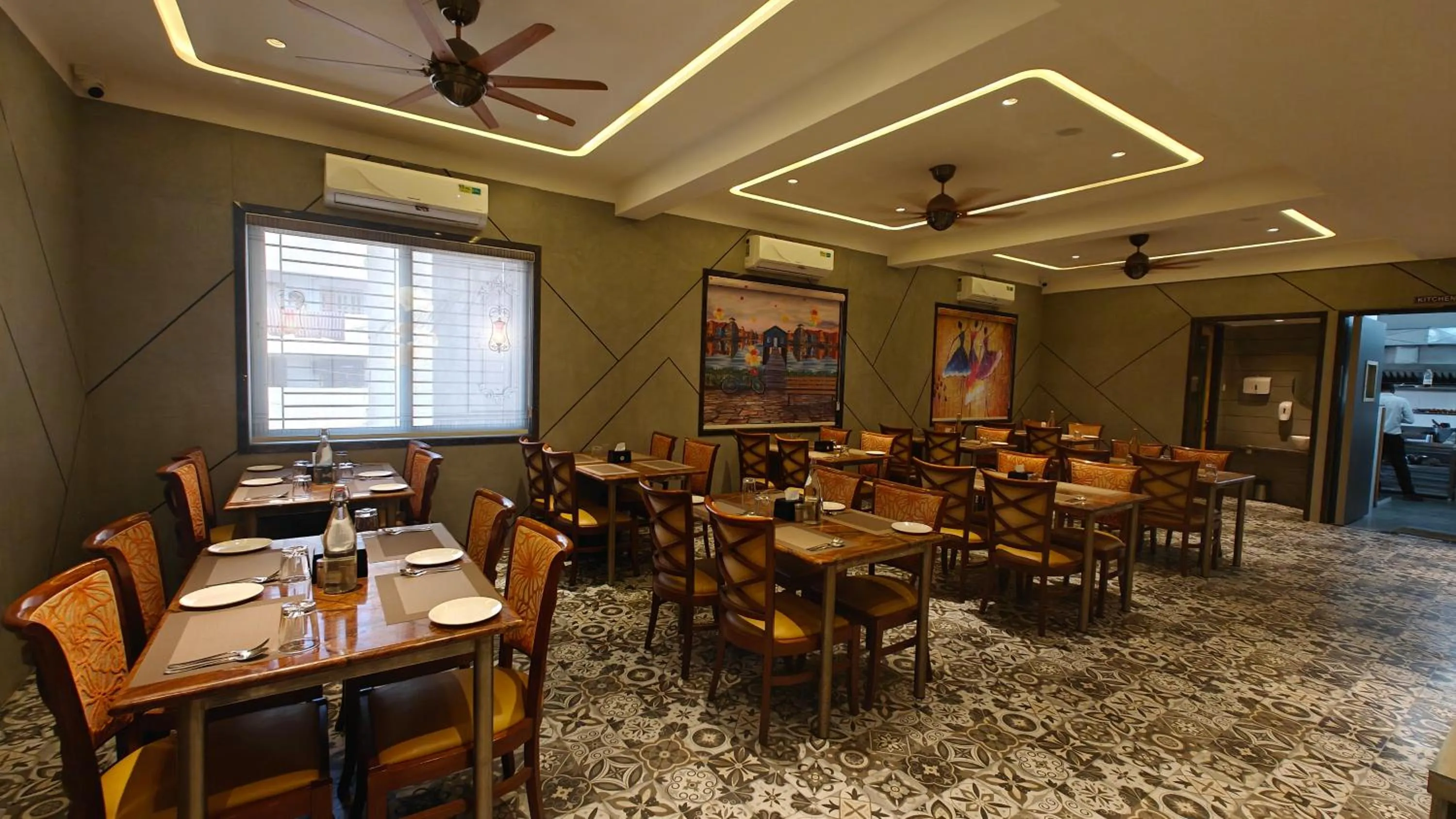 Restaurant/places to eat in Hotel The Excellency