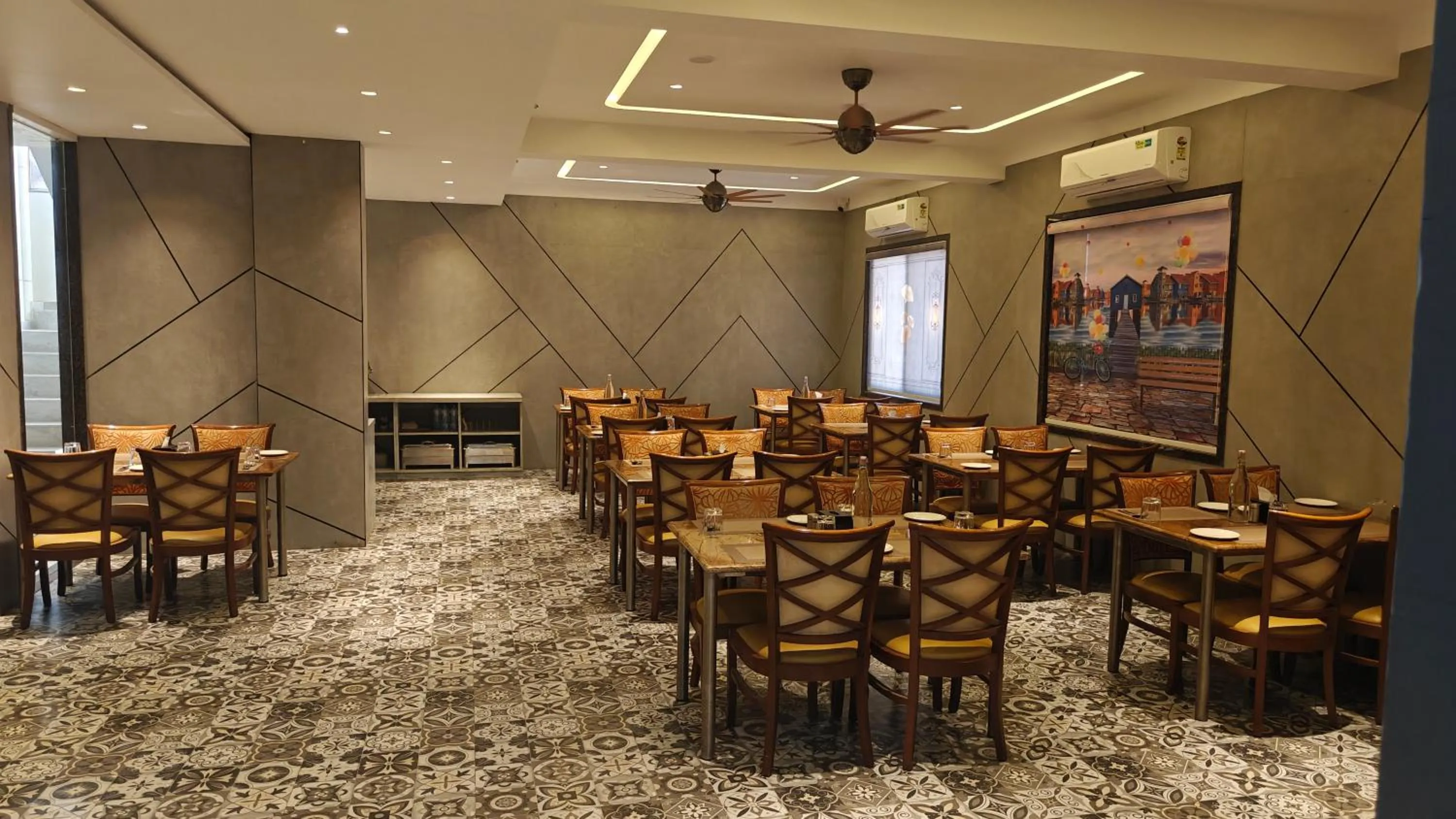 Restaurant/places to eat in Hotel The Excellency