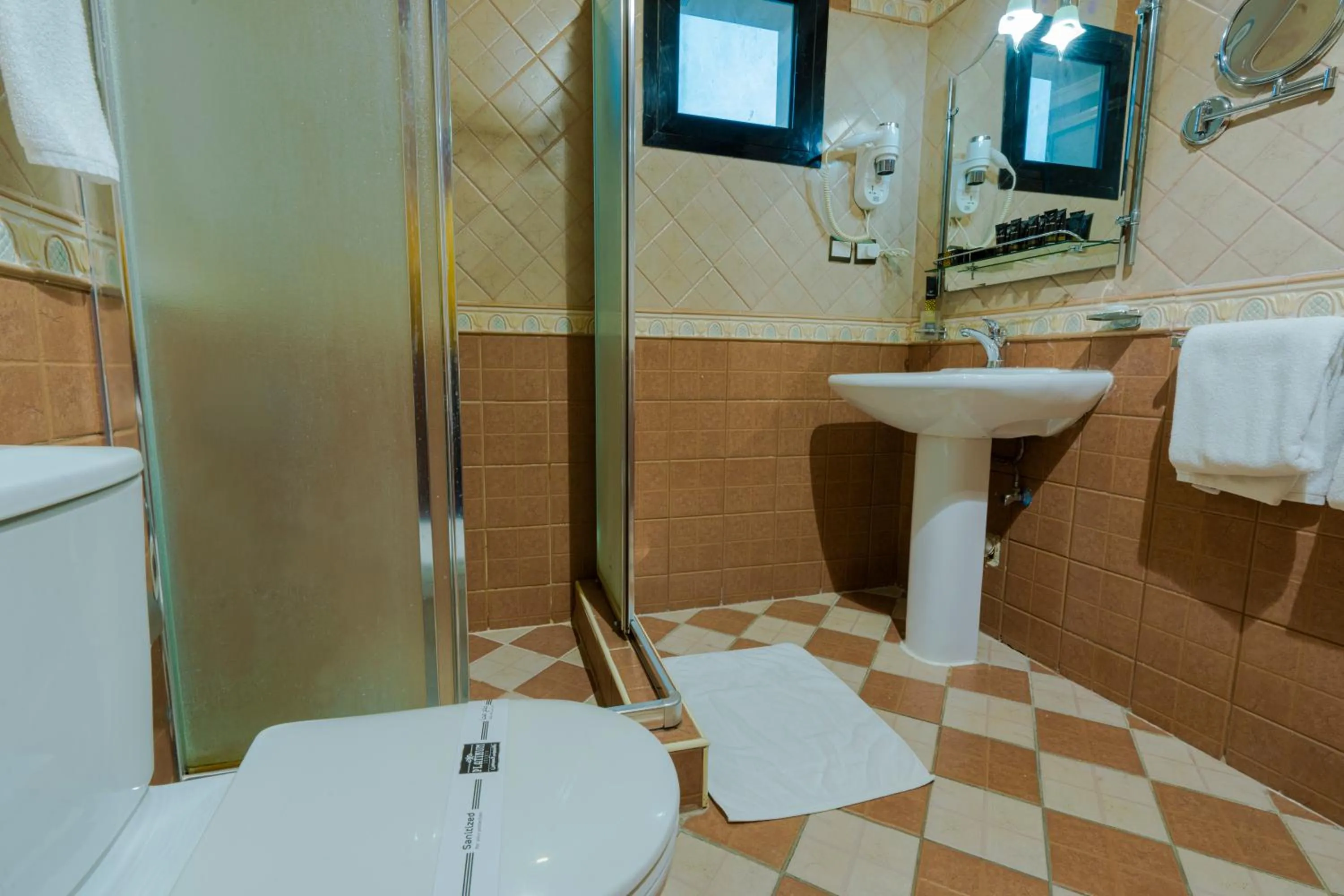 Bathroom in شقق بلاتينيوم السبعين للشقق المخدومة