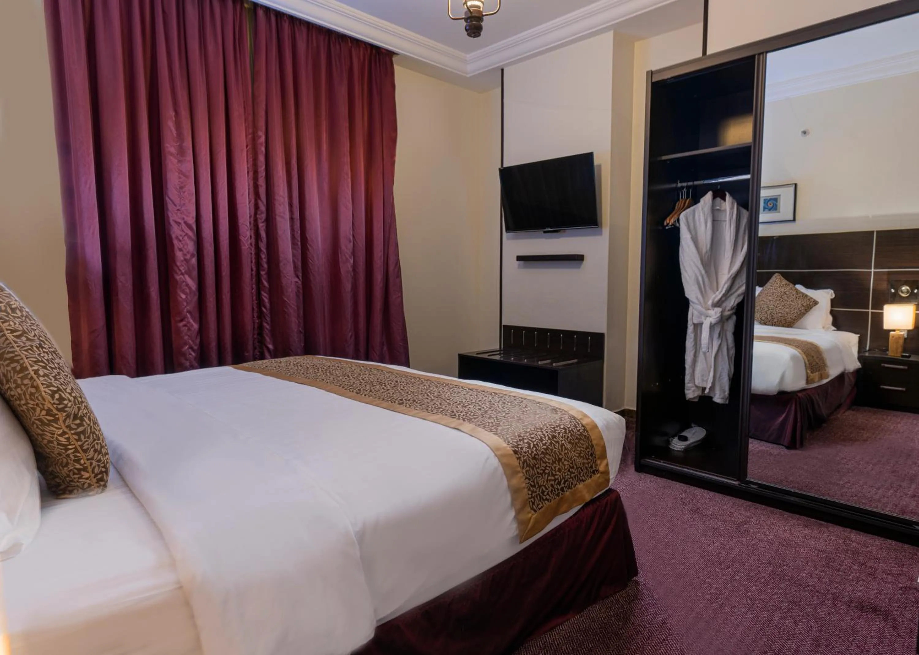 Bedroom, Bed in شقق بلاتينيوم السبعين للشقق المخدومة