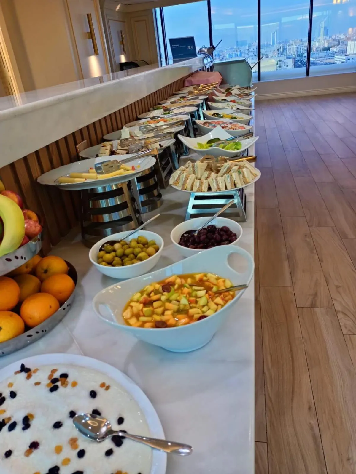 Buffet breakfast in شقق بلاتينيوم السبعين للشقق المخدومة