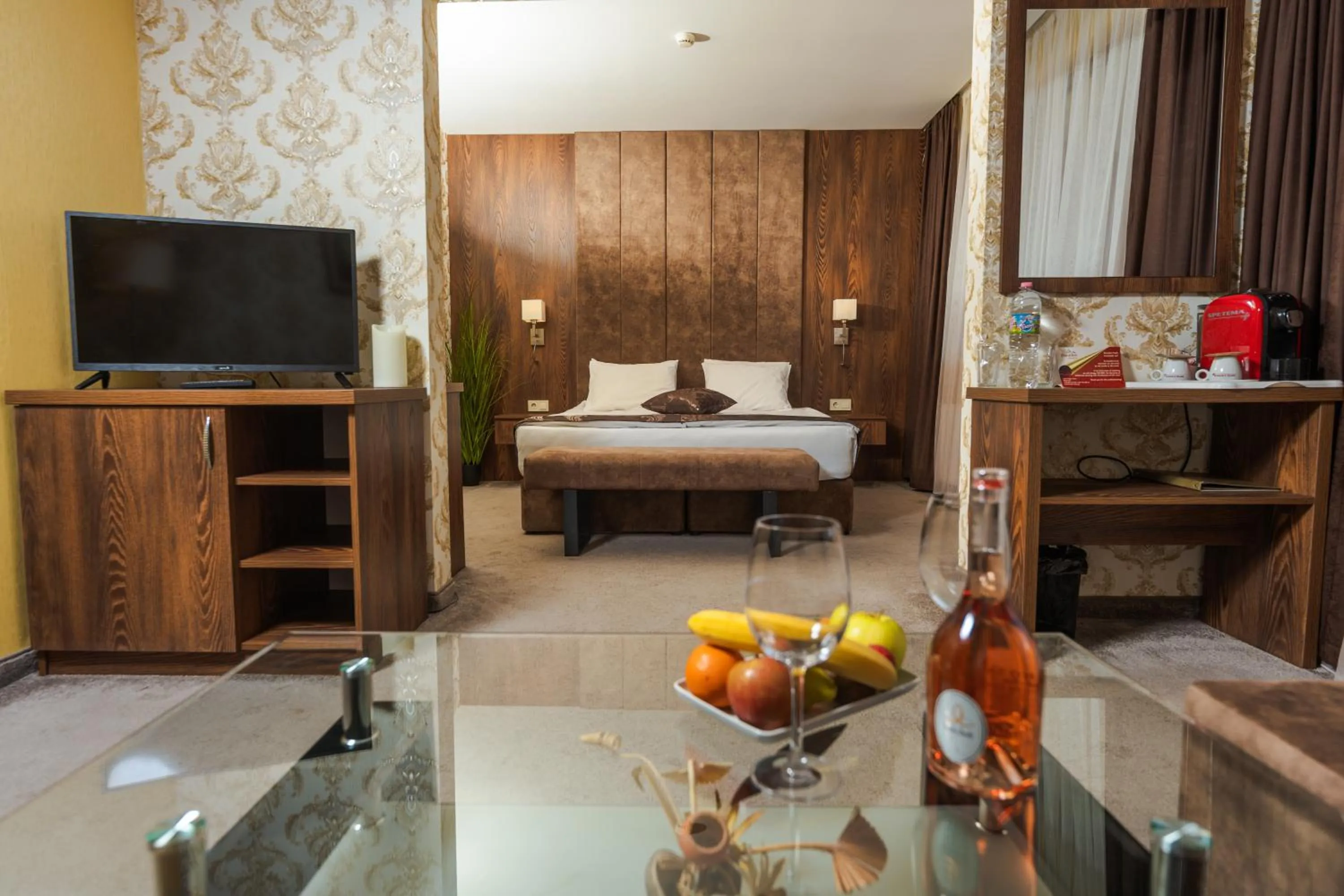 Living room, Bed in Paradise SPA Hotel