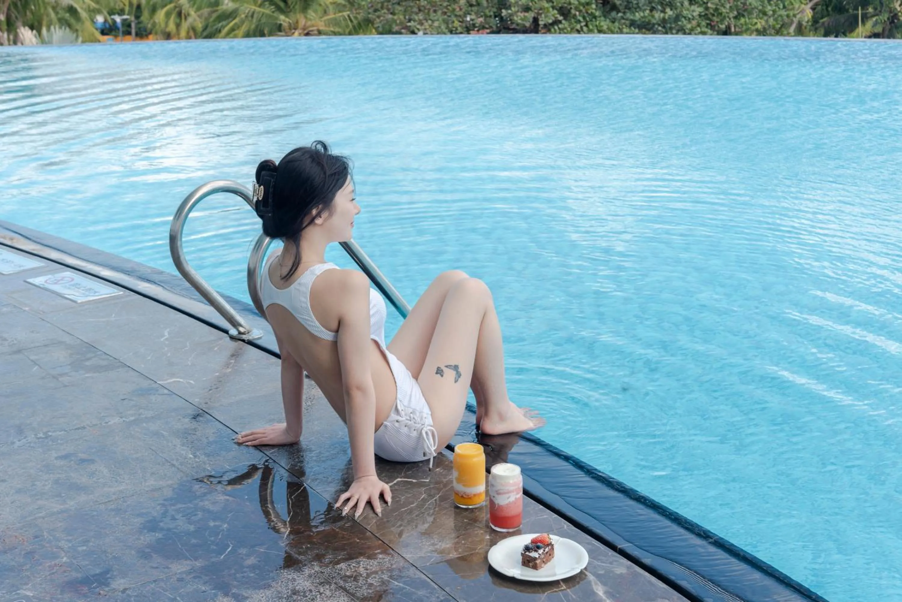 Swimming pool in Sanya Junji Seaview Hotel