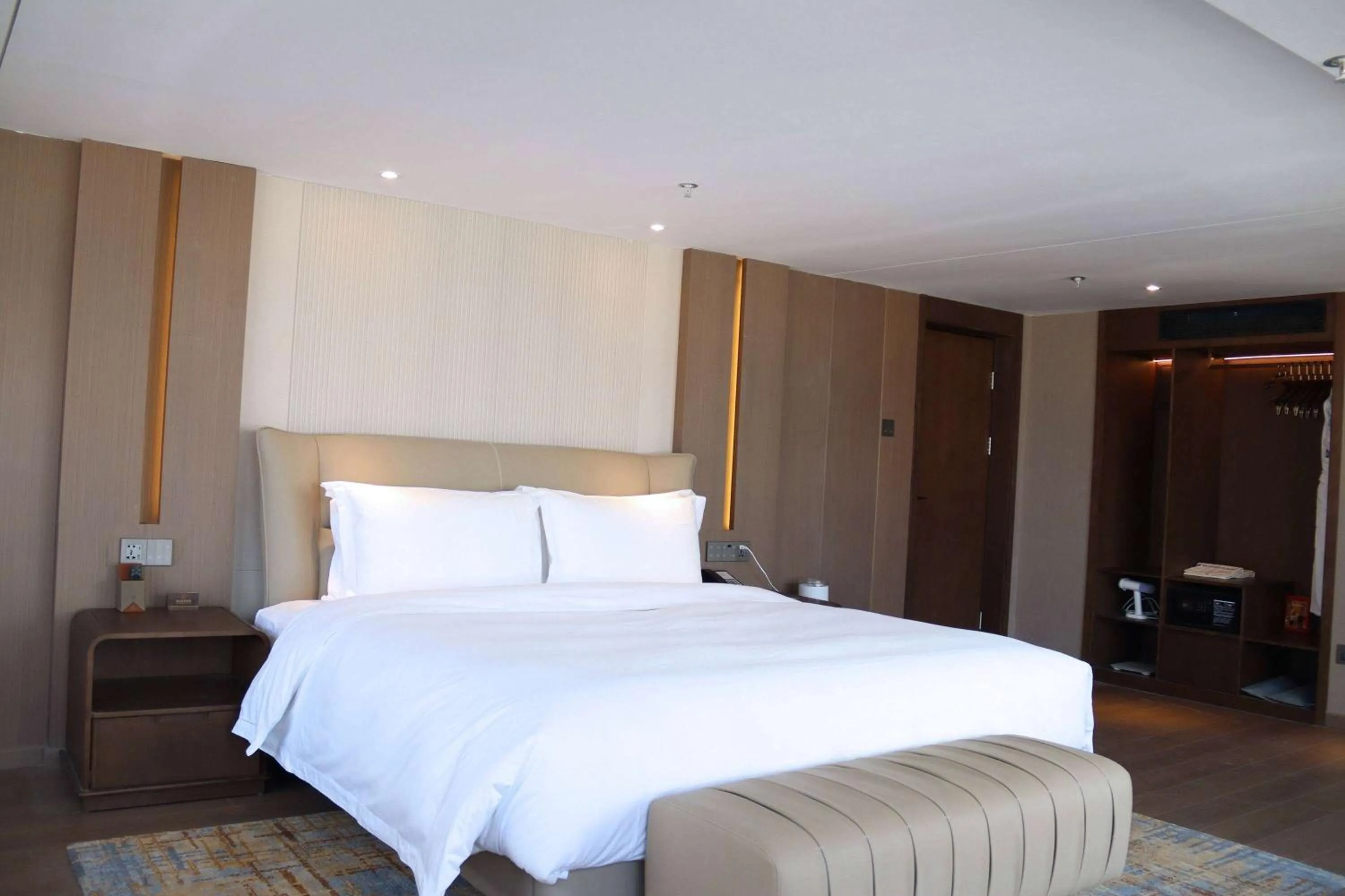 Photo of the whole room, Bed in Wyndham Dalian Jinpu