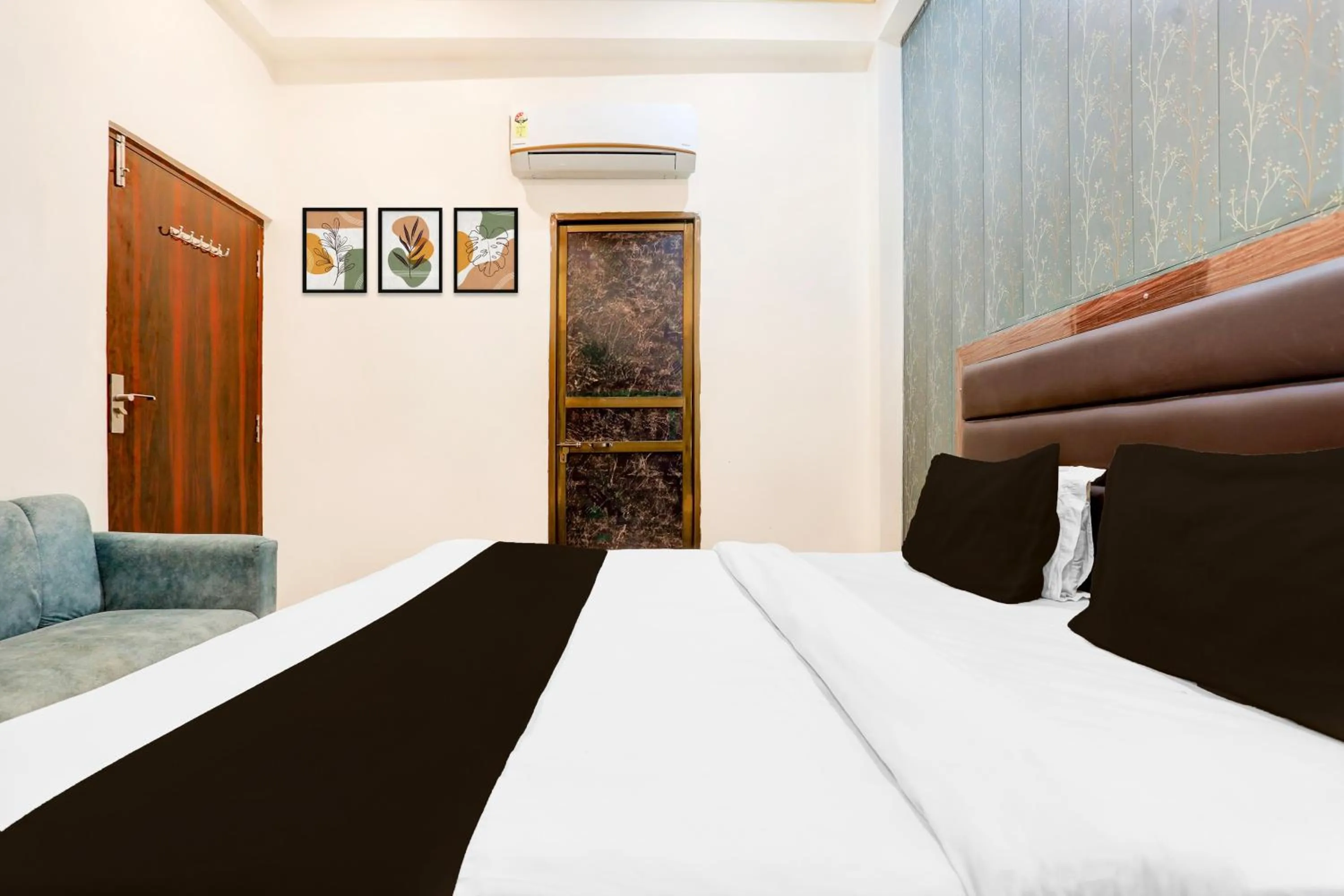 Bedroom, Bed in Super Hotel O Sankat Mochan Gandhi Nagar