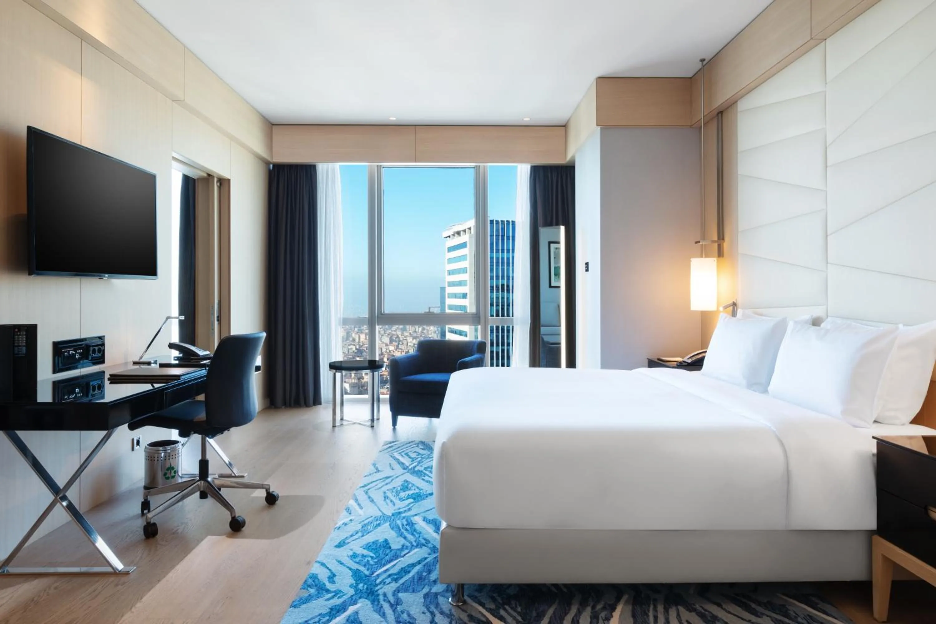 Bed in Wyndham Grand Istanbul Levent Hotel & Conference Center