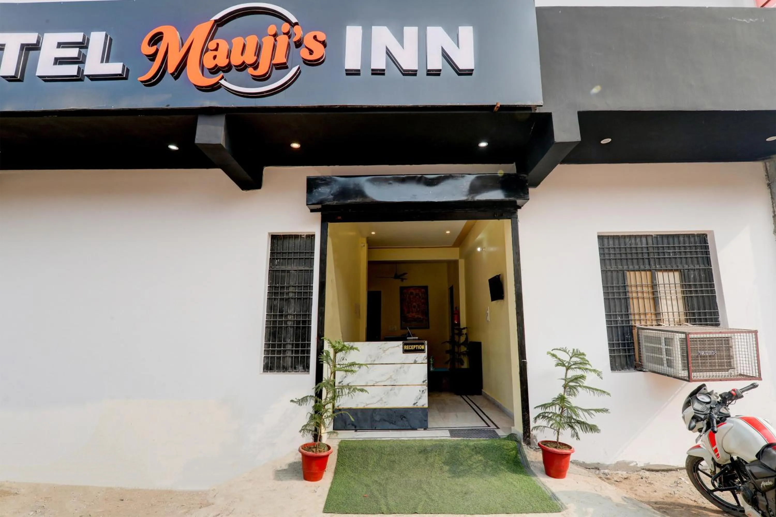 Facade/entrance in Hotel O Mauji Inn