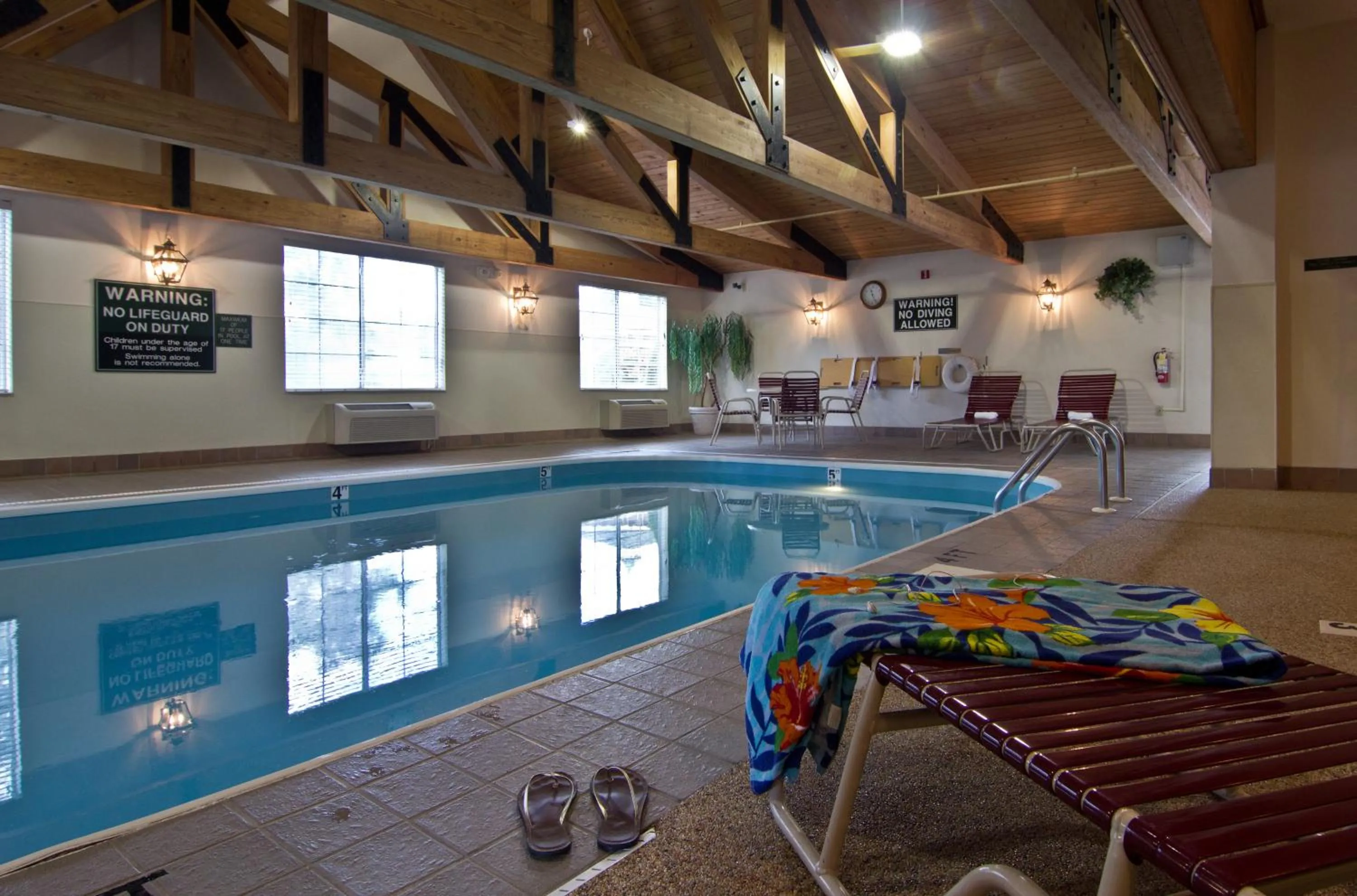 Swimming pool in Coshocton Village Inn & Suites