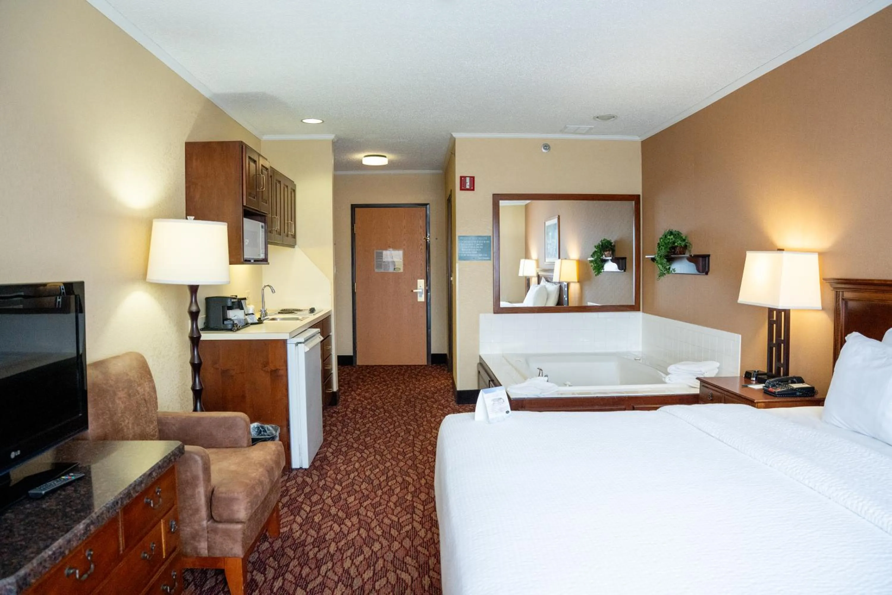 Bed in Coshocton Village Inn & Suites