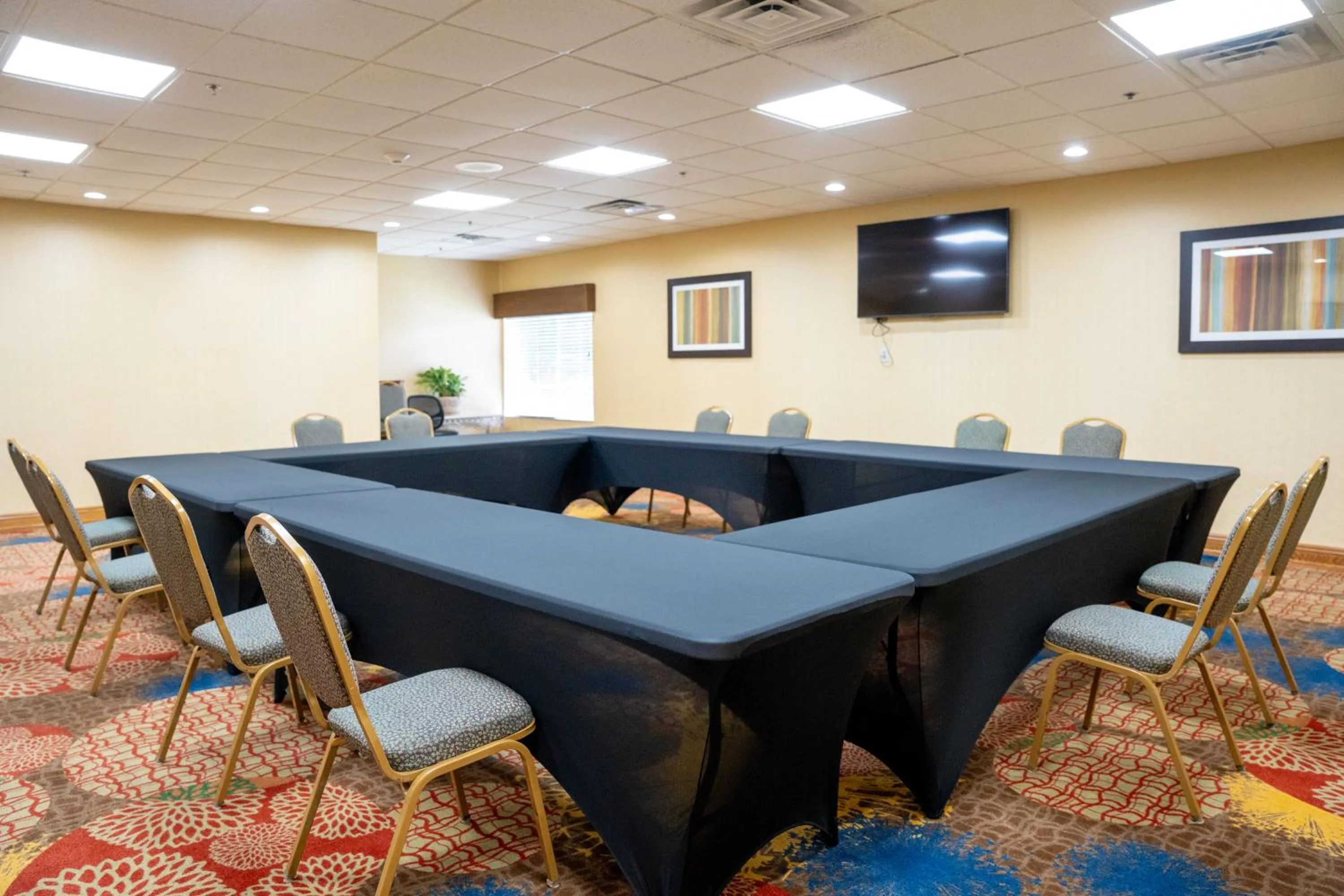 Coshocton Village Inn & Suites