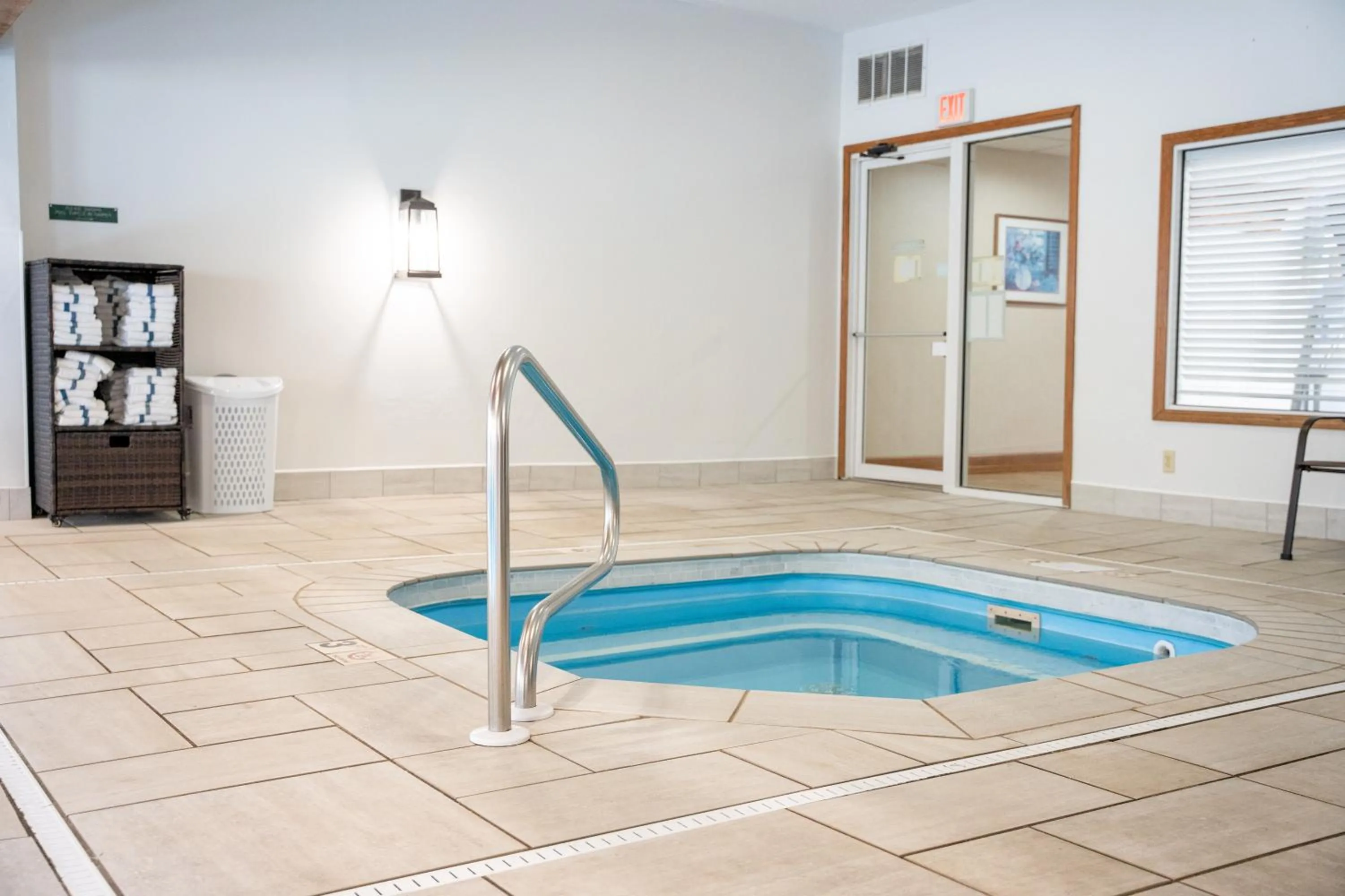 Swimming pool in Coshocton Village Inn & Suites