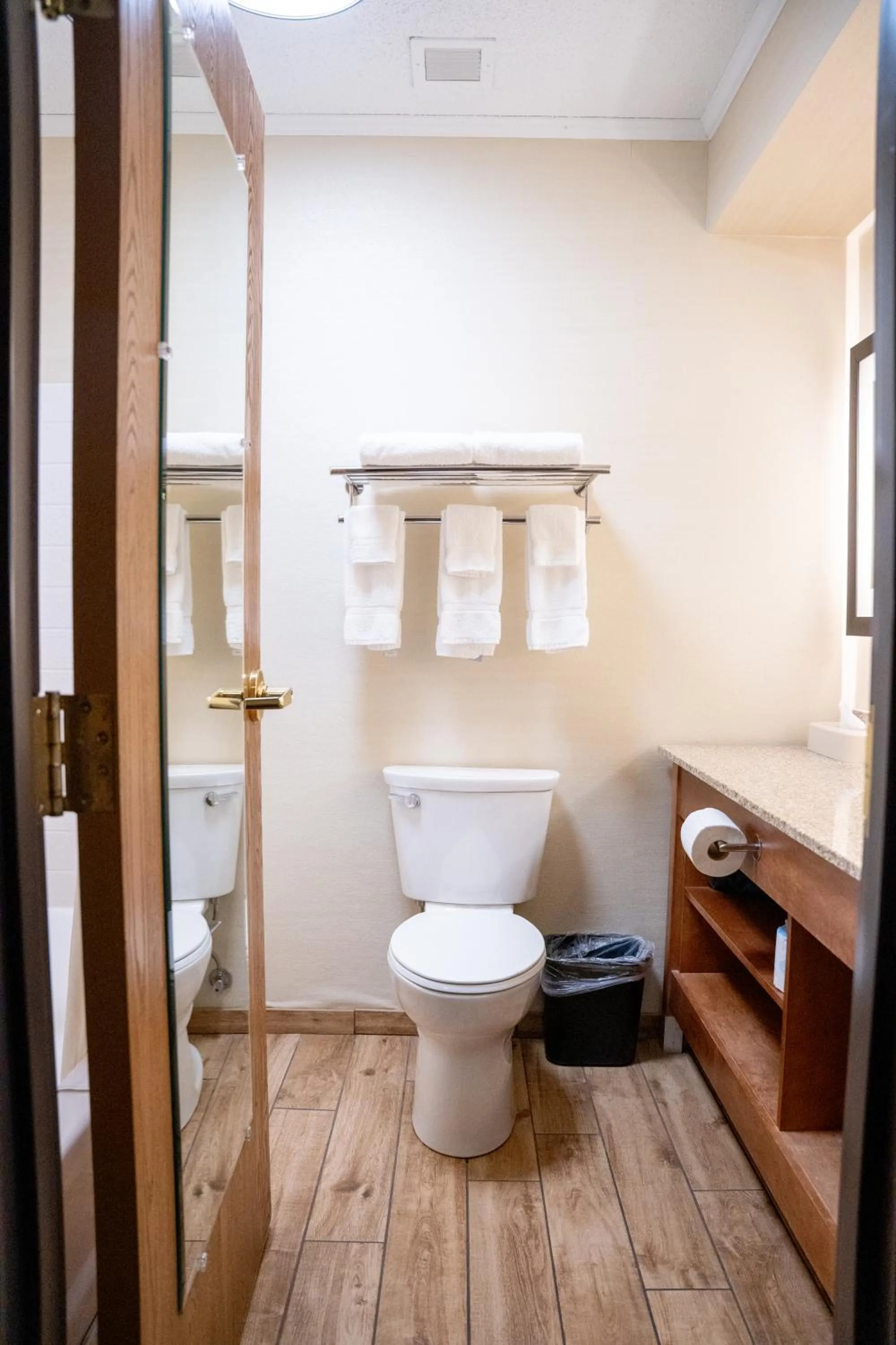 Coshocton Village Inn & Suites