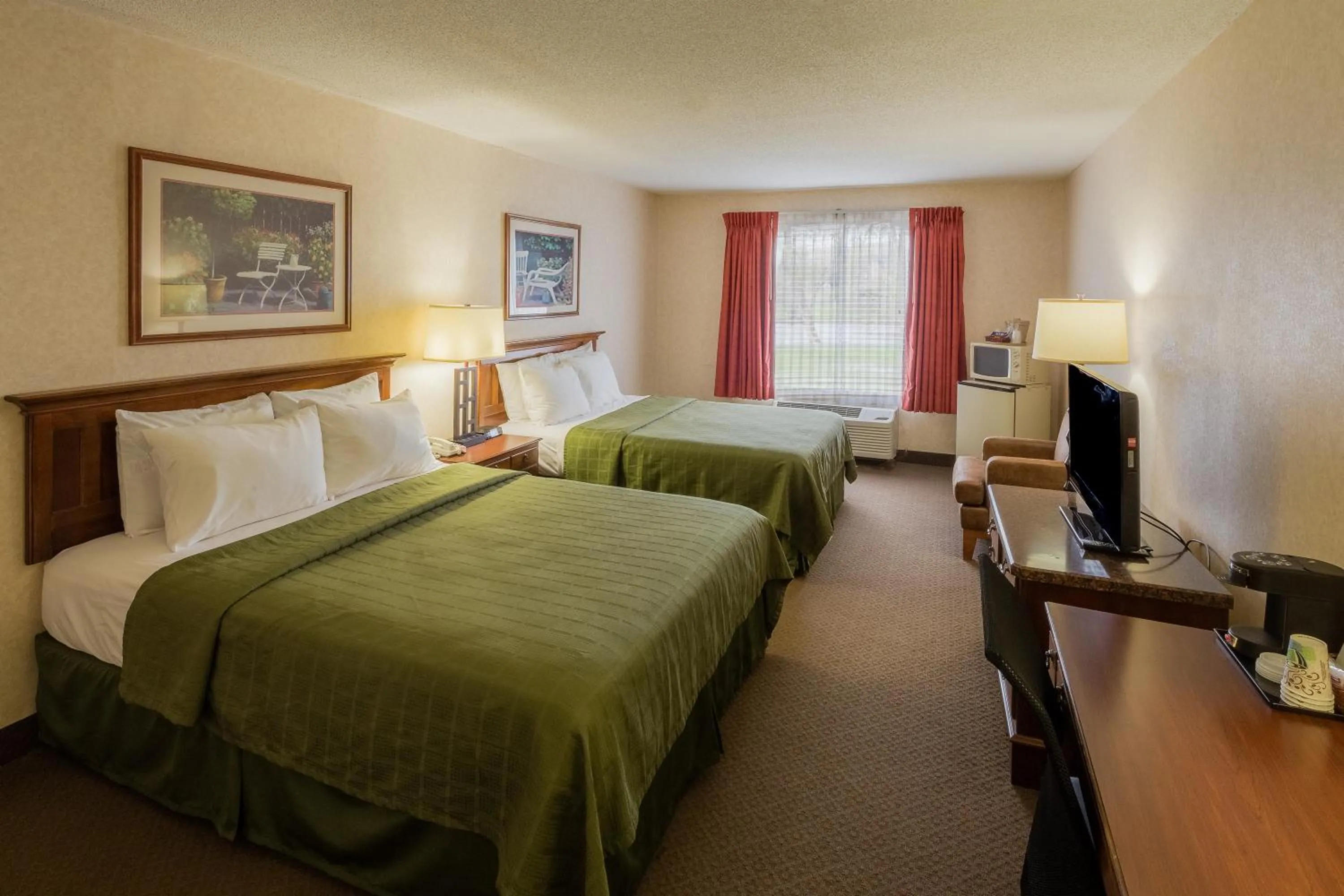 Bed in Coshocton Village Inn & Suites