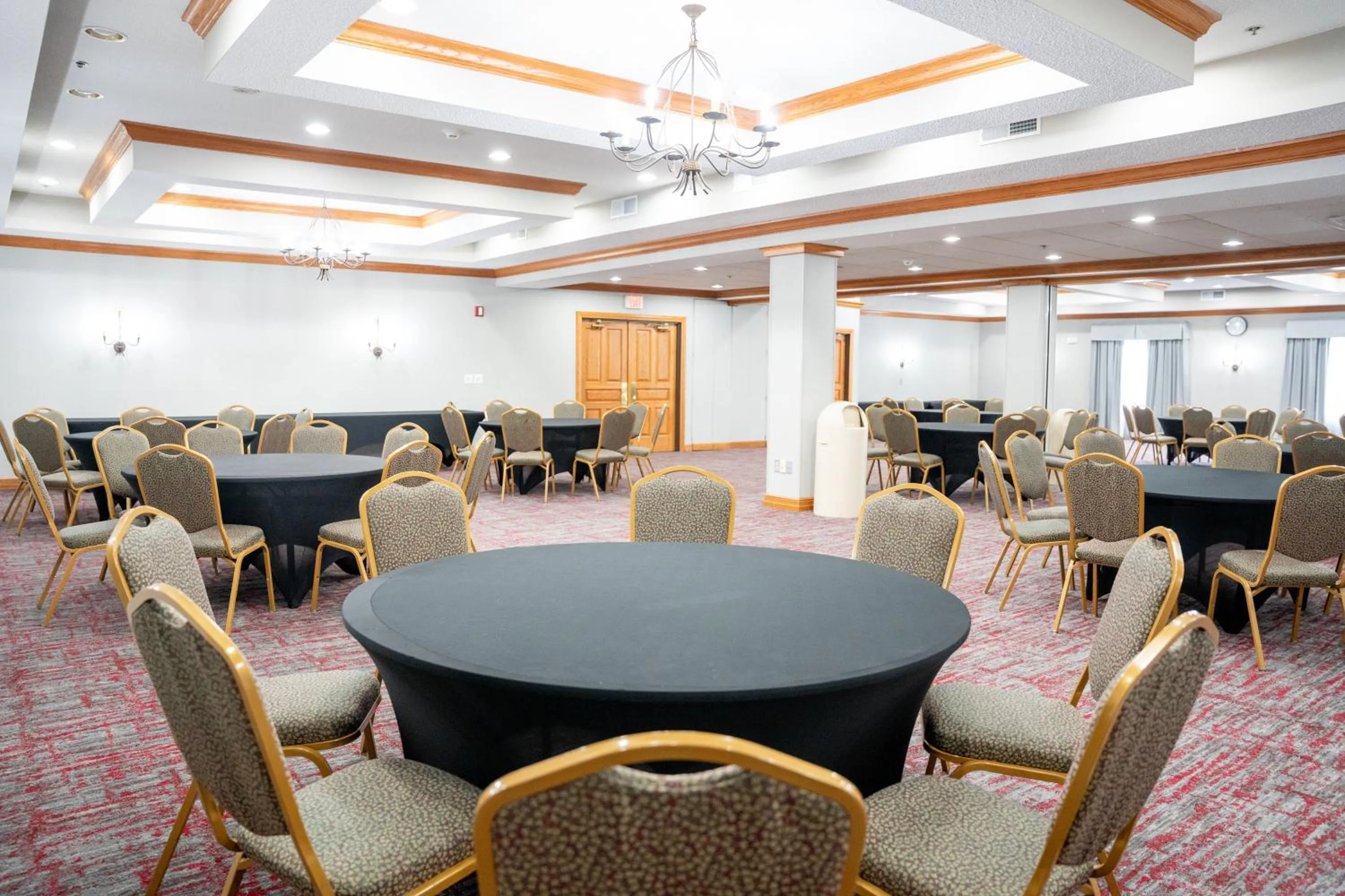 Coshocton Village Inn & Suites