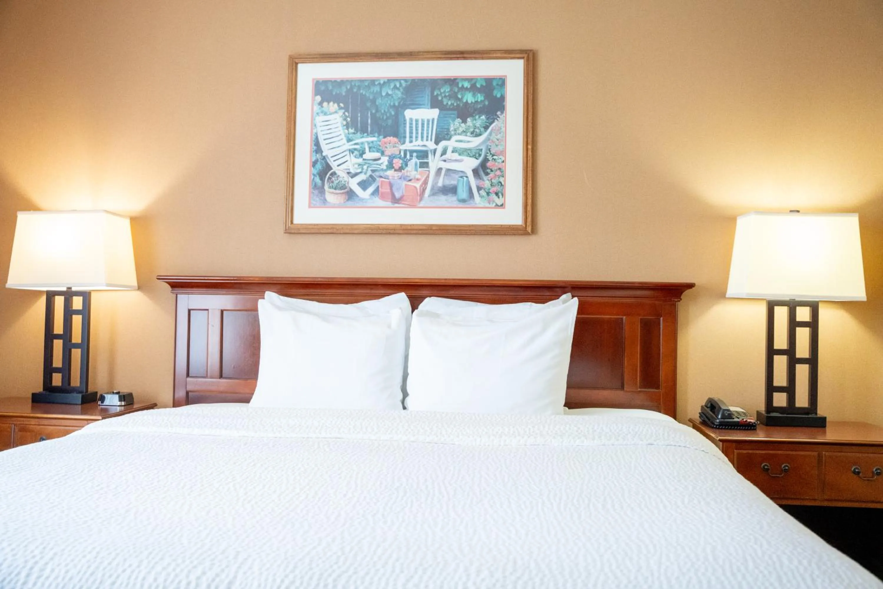 Bed in Coshocton Village Inn & Suites