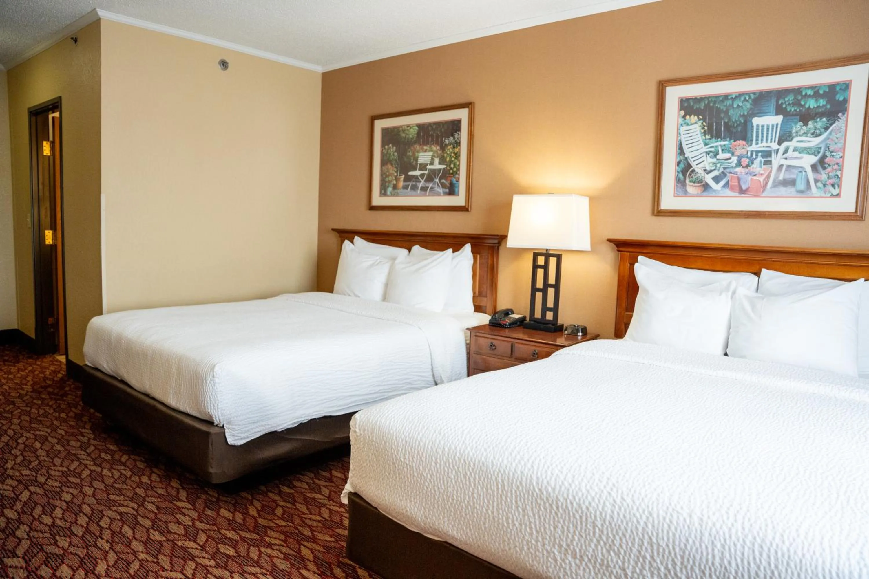 Bed in Coshocton Village Inn & Suites