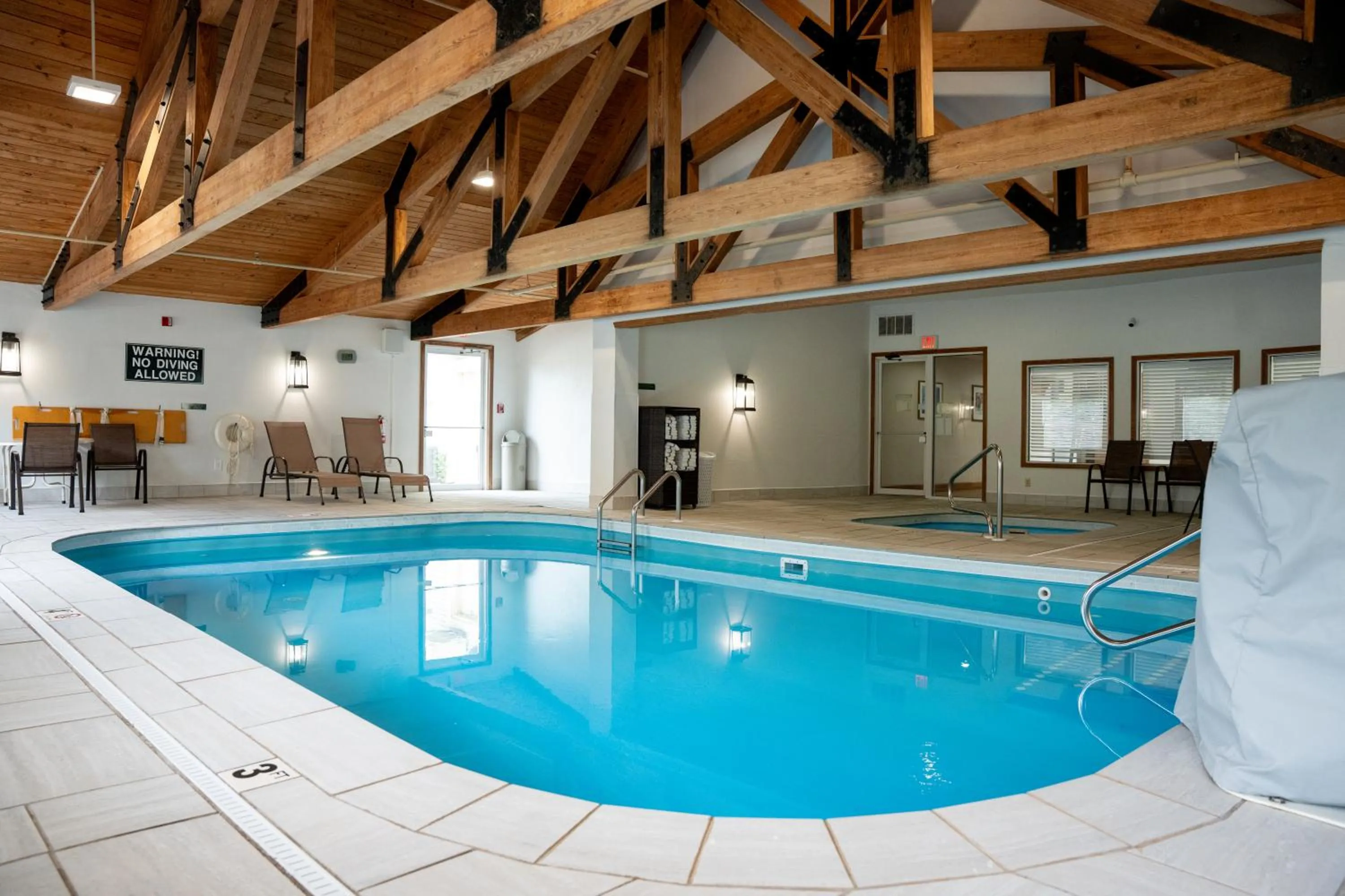 Swimming pool in Coshocton Village Inn & Suites