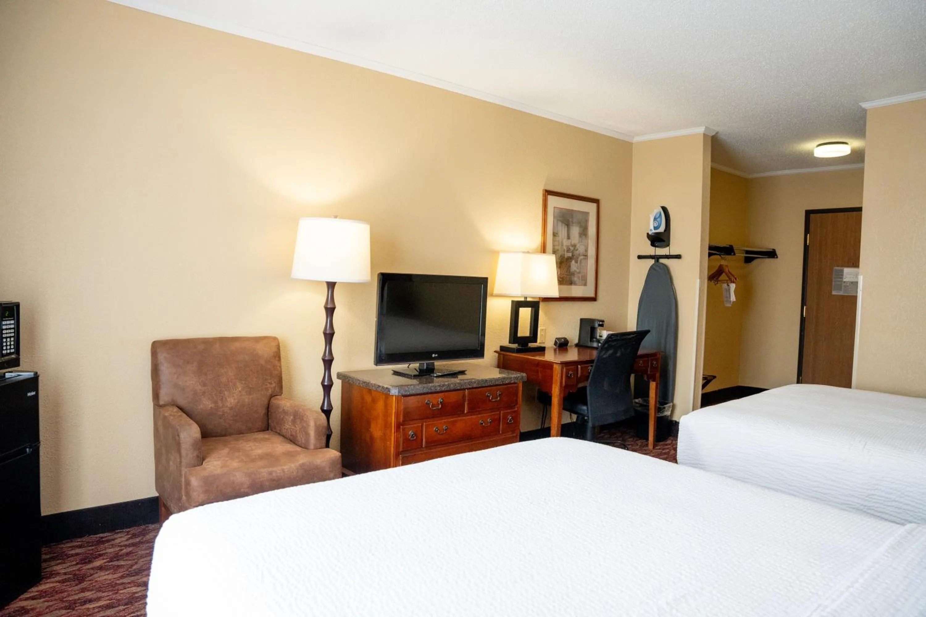 Bed in Coshocton Village Inn & Suites