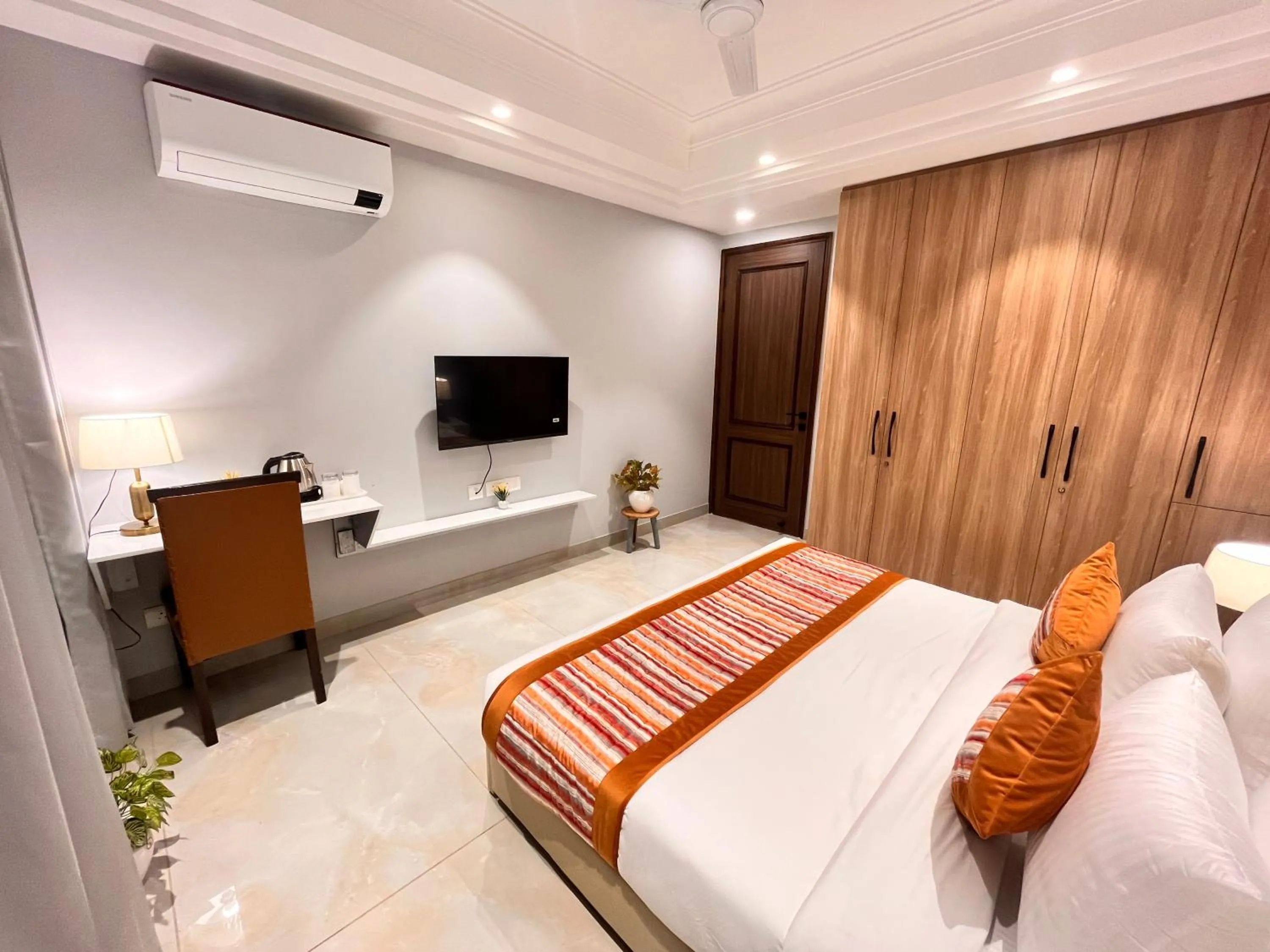 Bed in Hotel South Ex Residency - South Ex near AIIMS Delhi - Couple Friendly