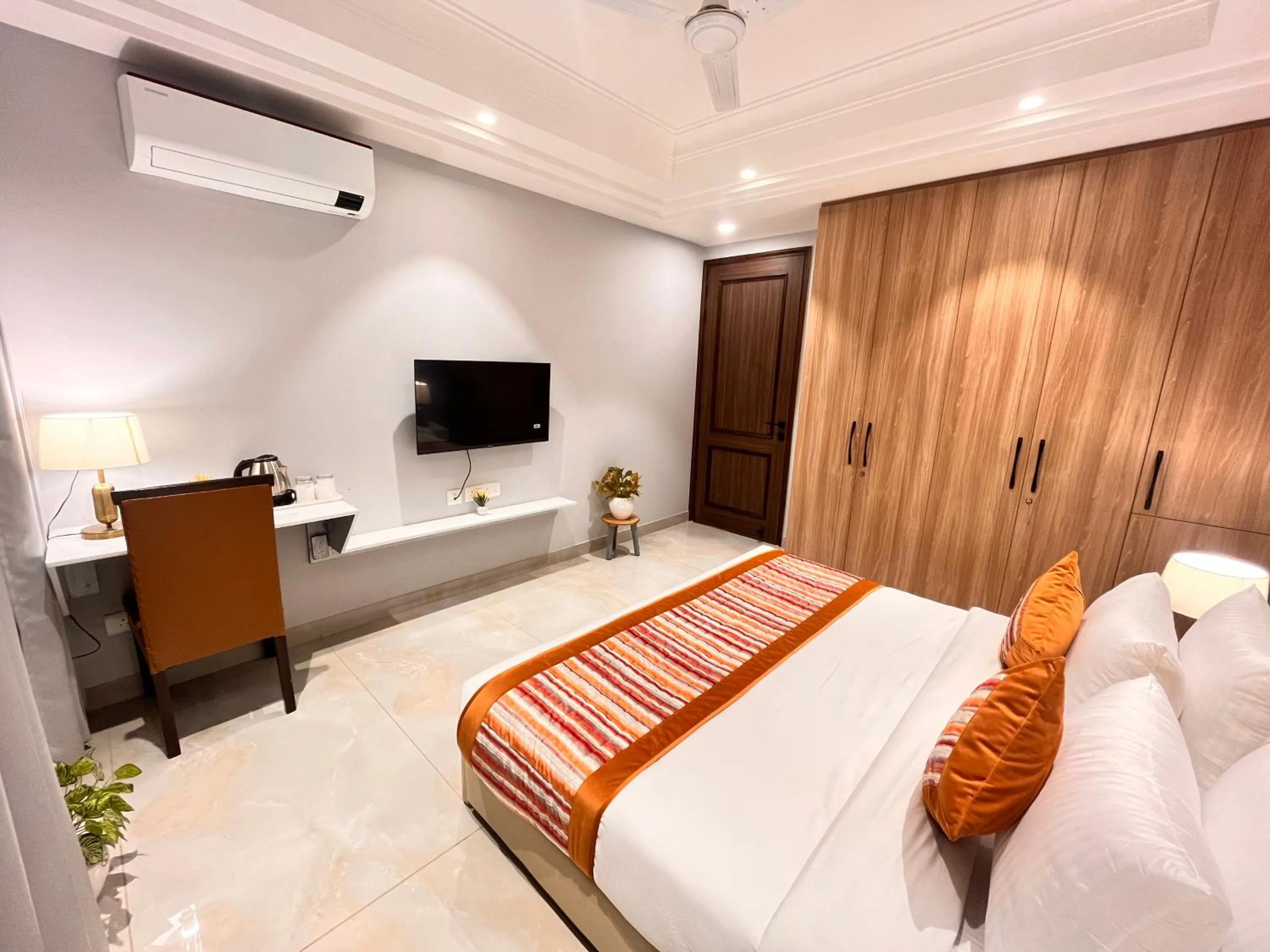 Bed in Hotel South Ex Residency - South Ex near AIIMS Delhi - Couple Friendly
